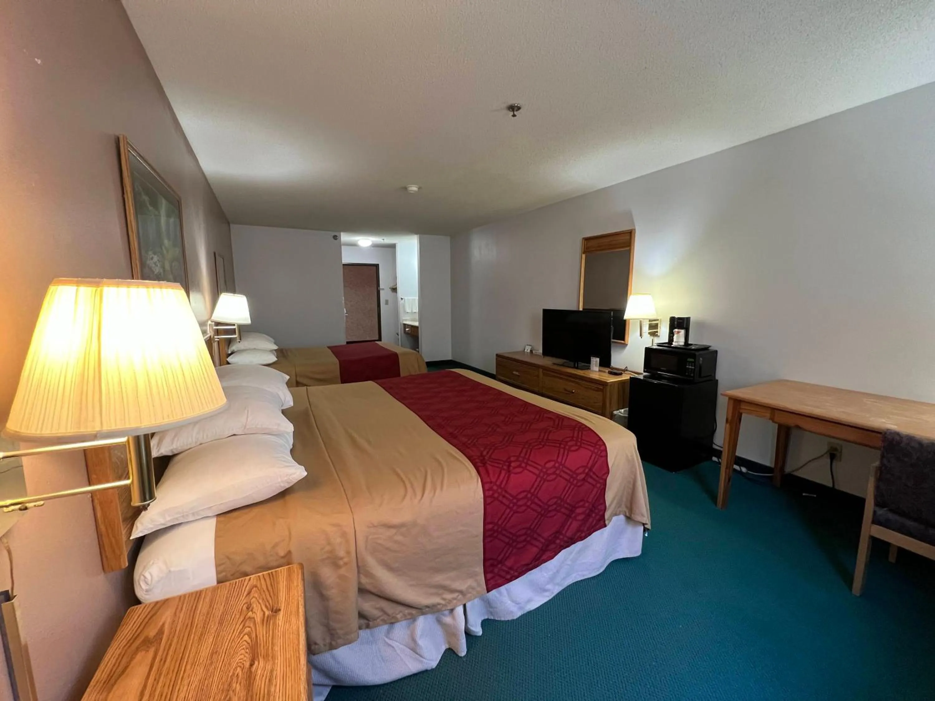 Photo of the whole room, Bed in Rodeway Inn Holdrege