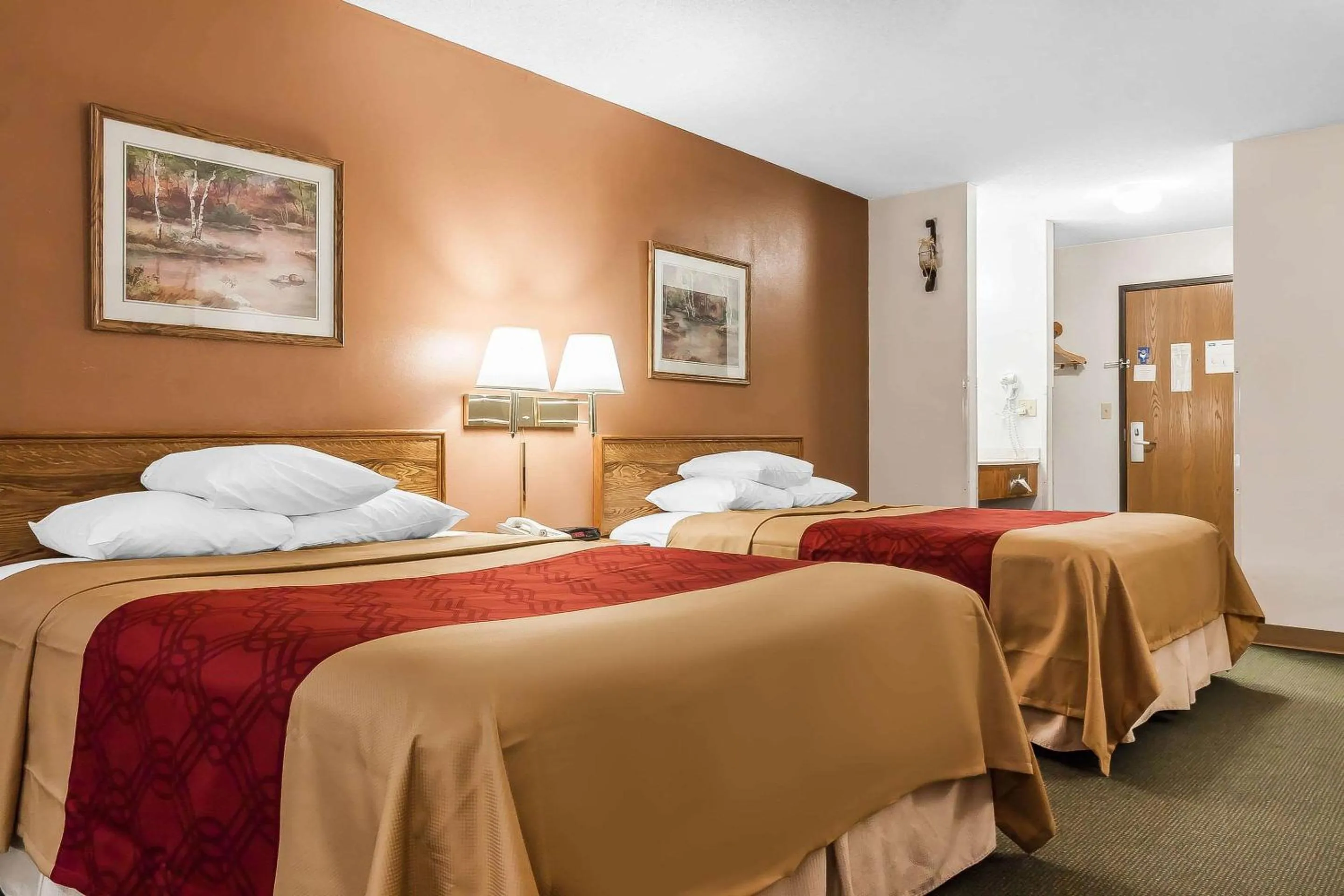 Photo of the whole room, Bed in Rodeway Inn Holdrege