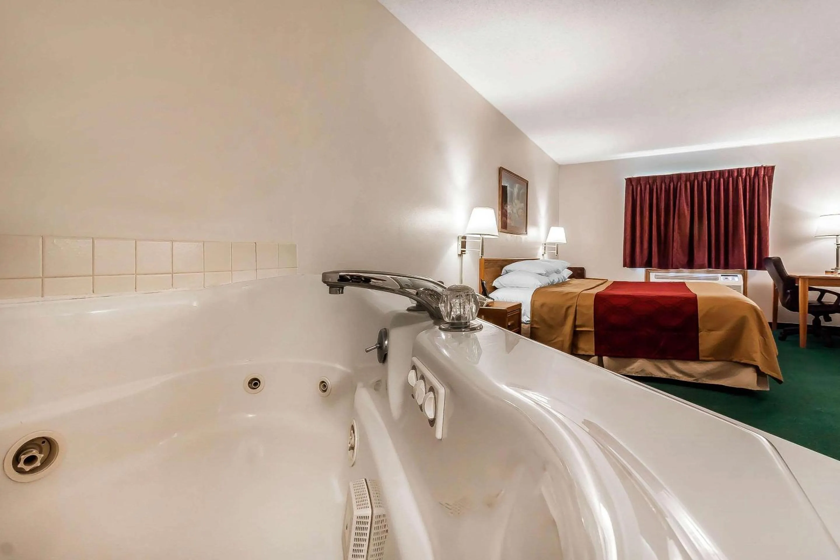 Photo of the whole room, Bed in Rodeway Inn Holdrege