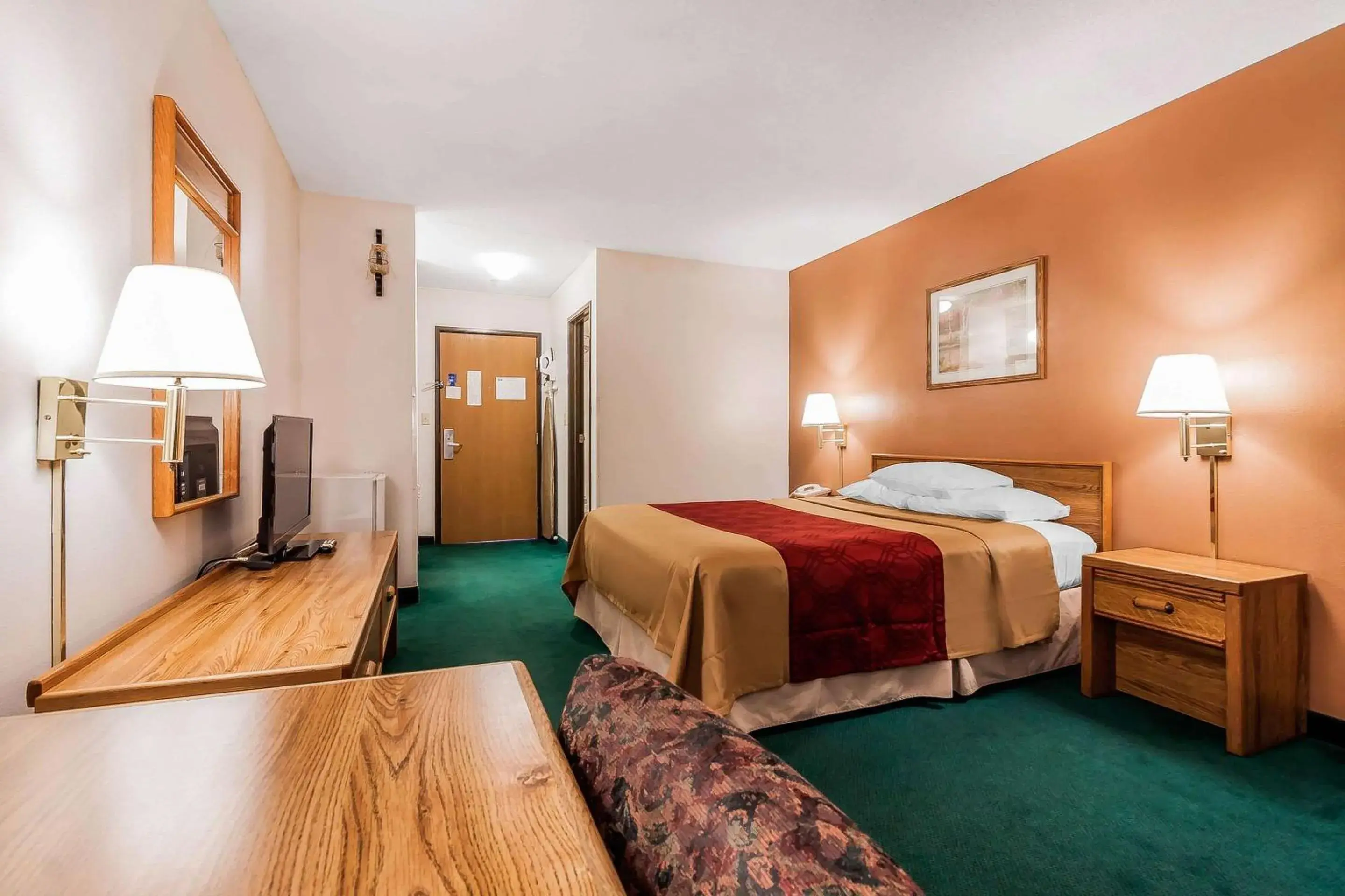 Queen Room - Non-Smoking in Rodeway Inn Queen Room - Non-Smoking in Rodeway Inn