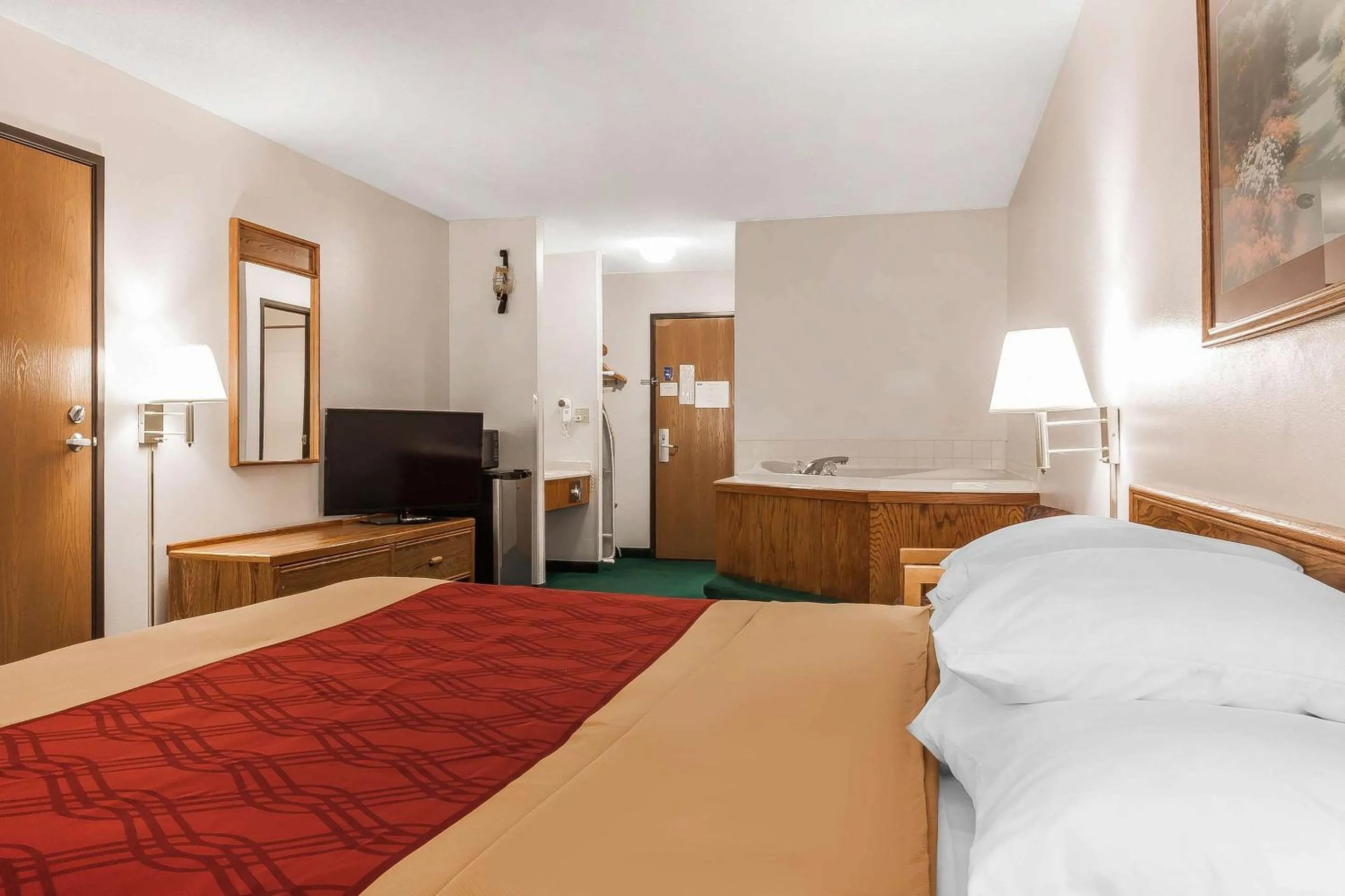 Photo of the whole room, Bed in Rodeway Inn Holdrege