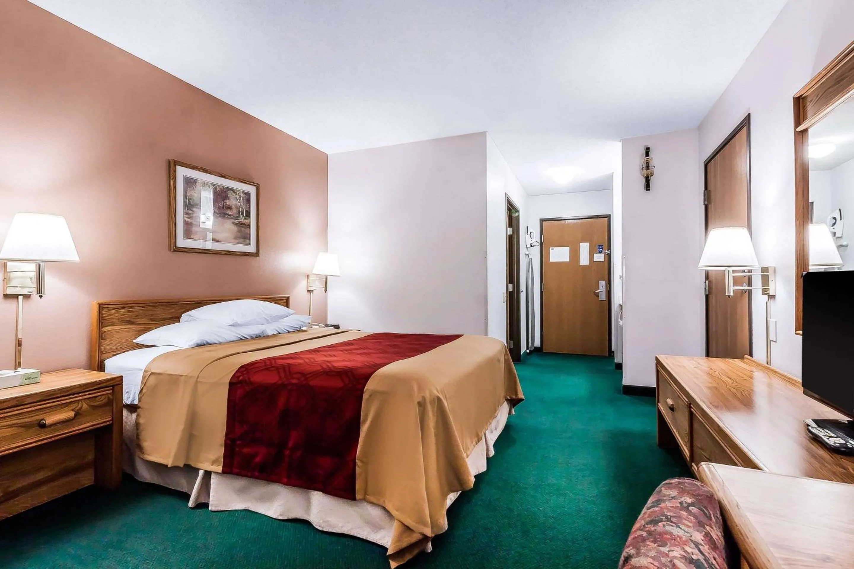 Photo of the whole room, Bed in Rodeway Inn Holdrege