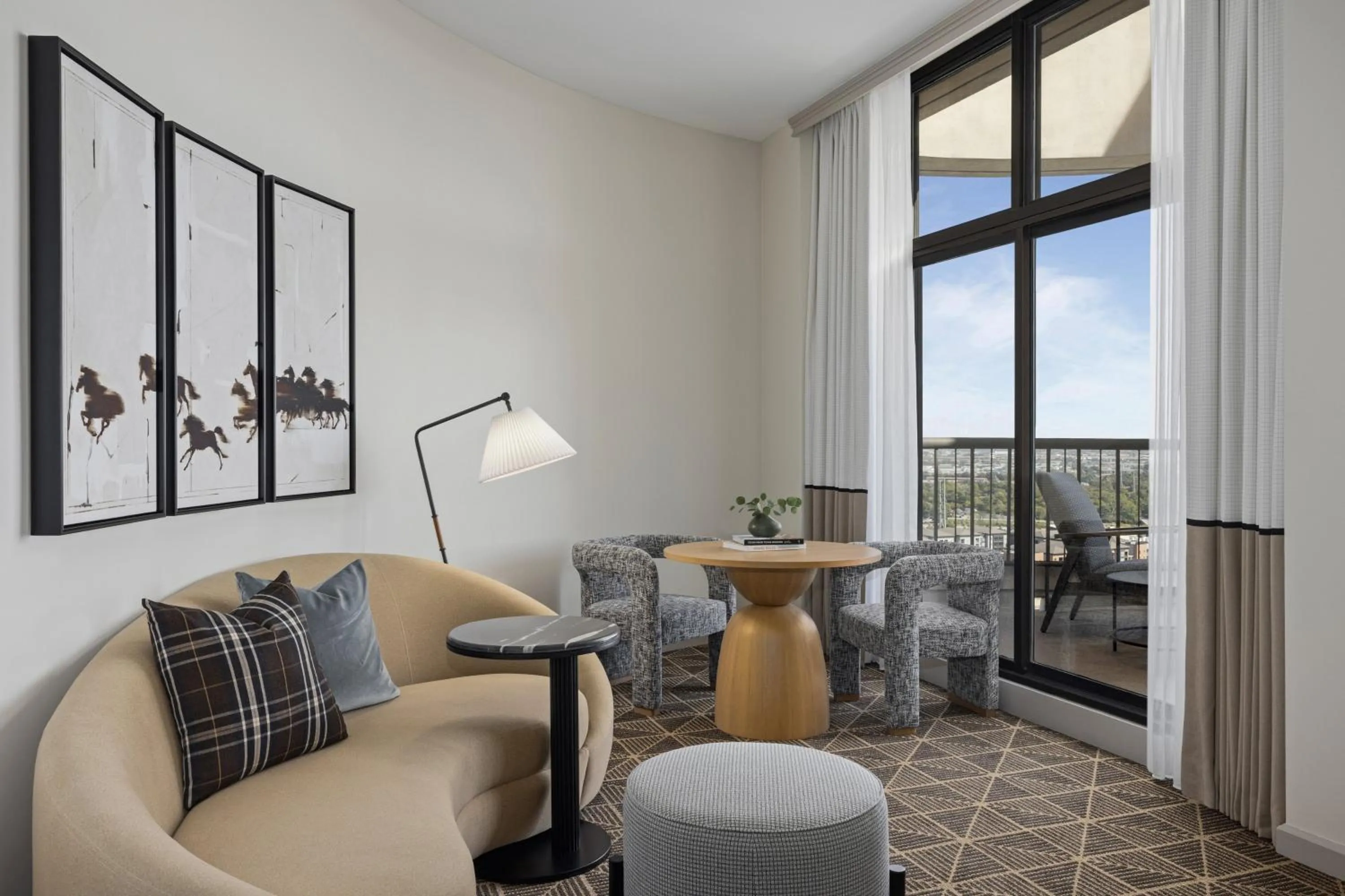 Bedroom in Omni Las Colinas Hotel