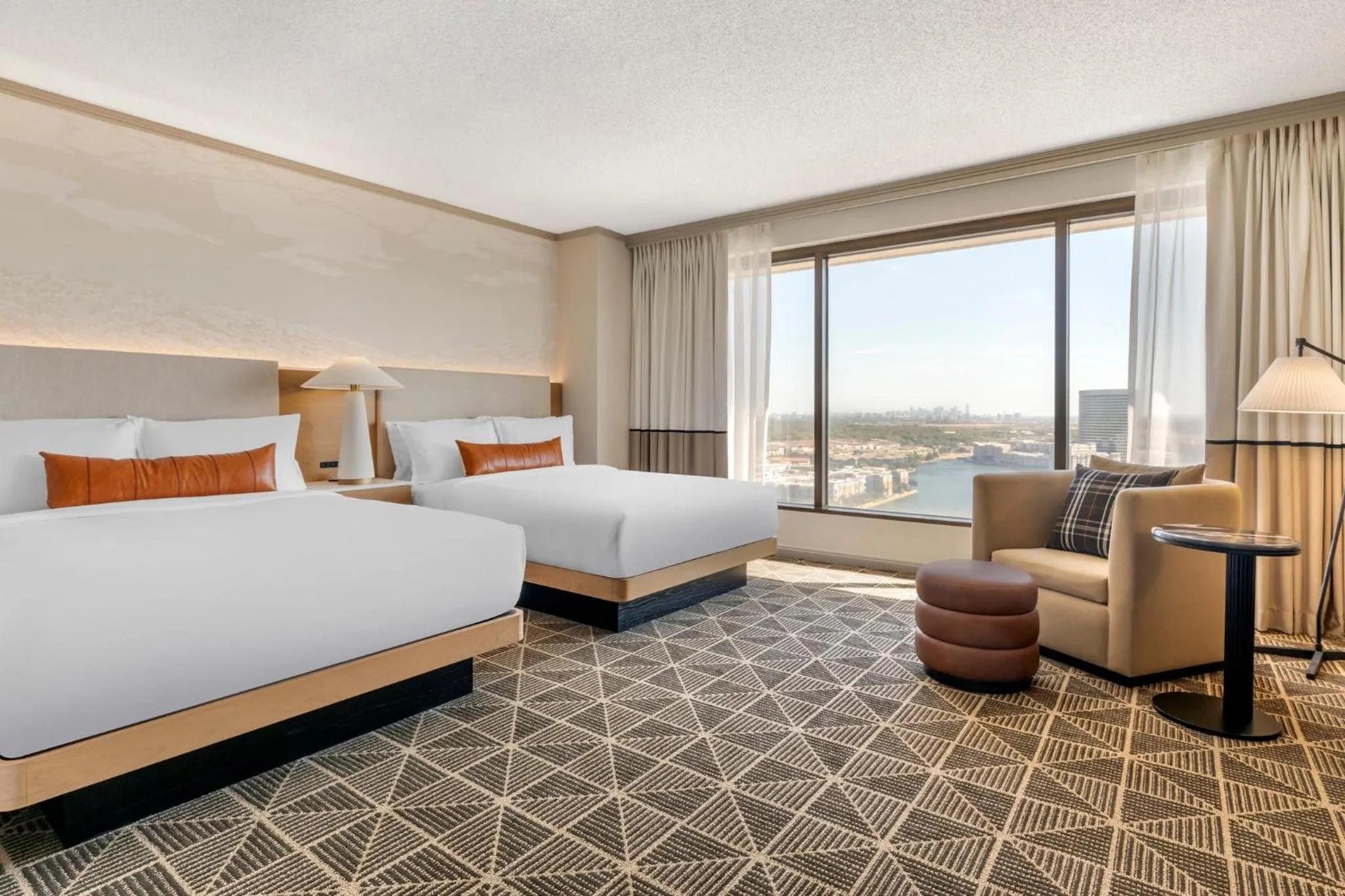 Photo of the whole room, Bed in Omni Las Colinas Hotel