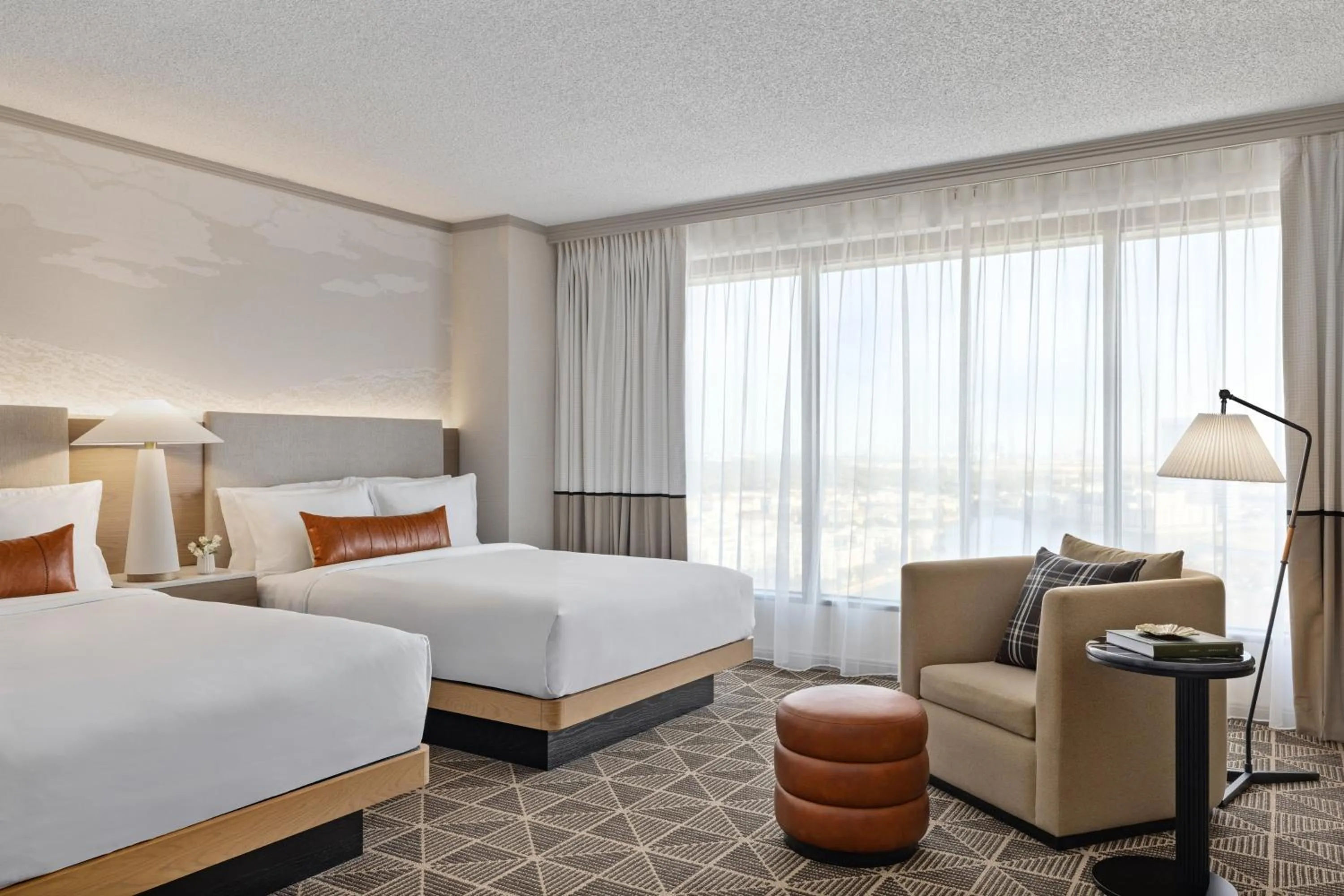 Photo of the whole room, Bed in Omni Las Colinas Hotel