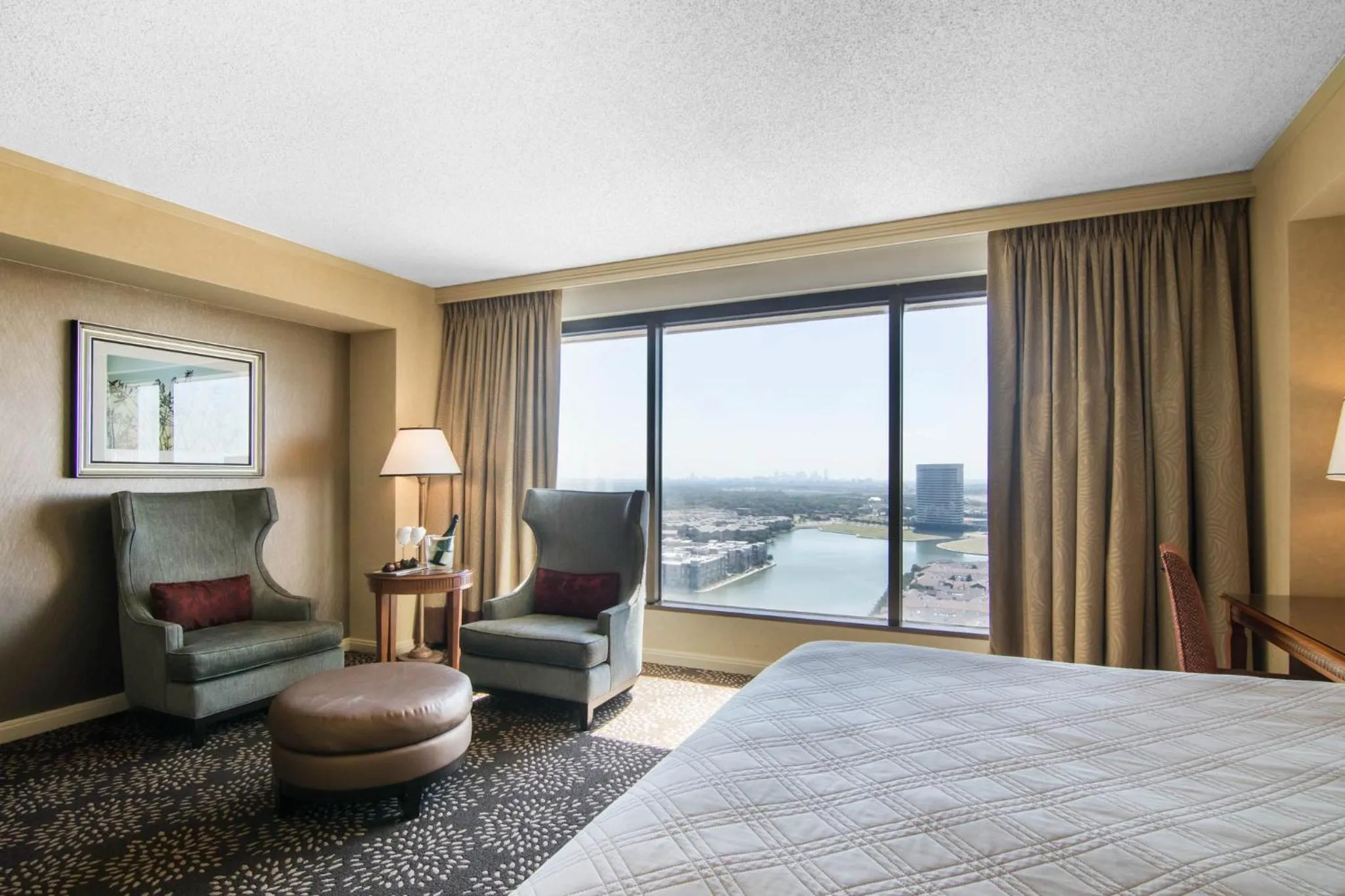 Photo of the whole room, Bed in Omni Las Colinas Hotel