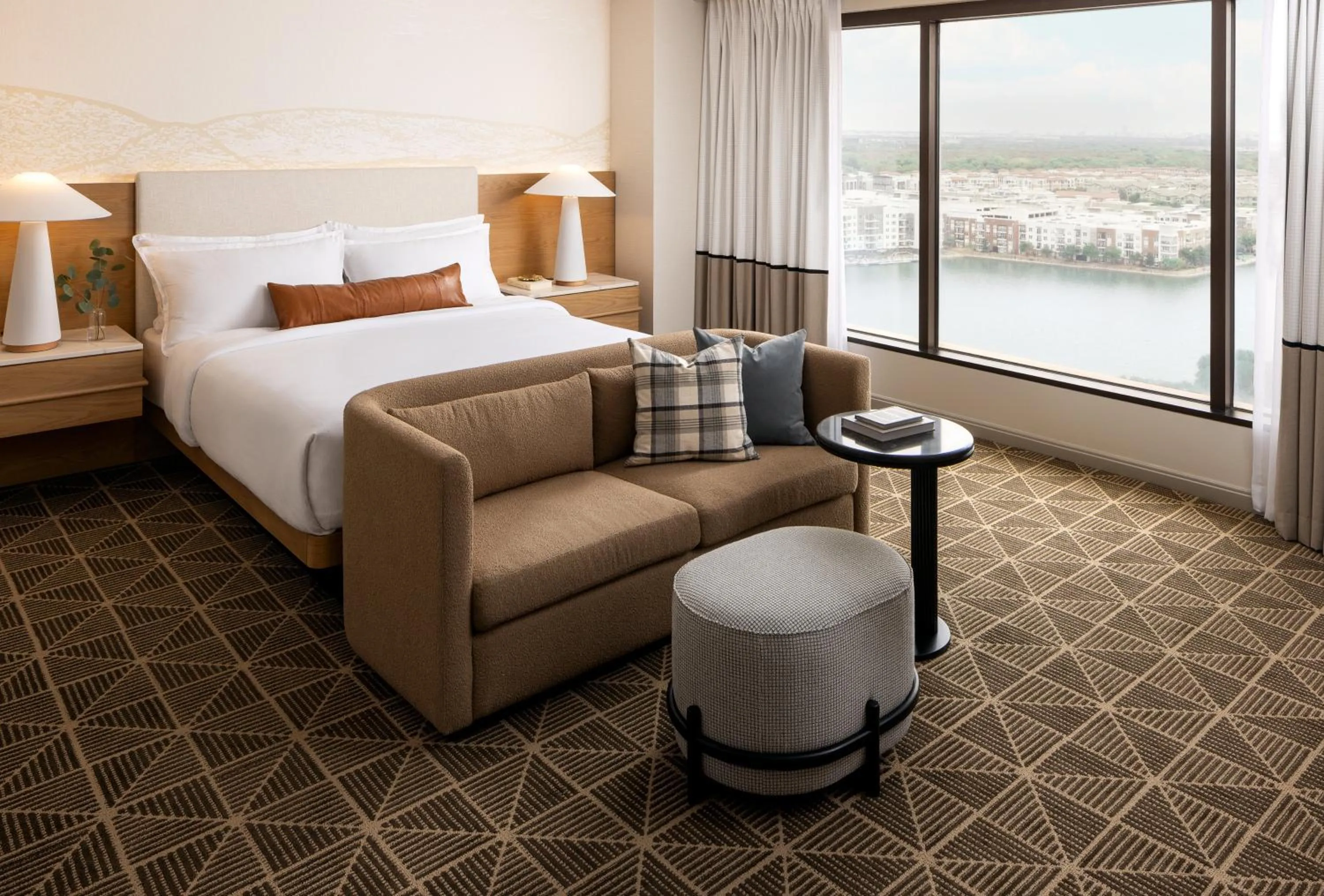 Property building, Bed in Omni Las Colinas Hotel