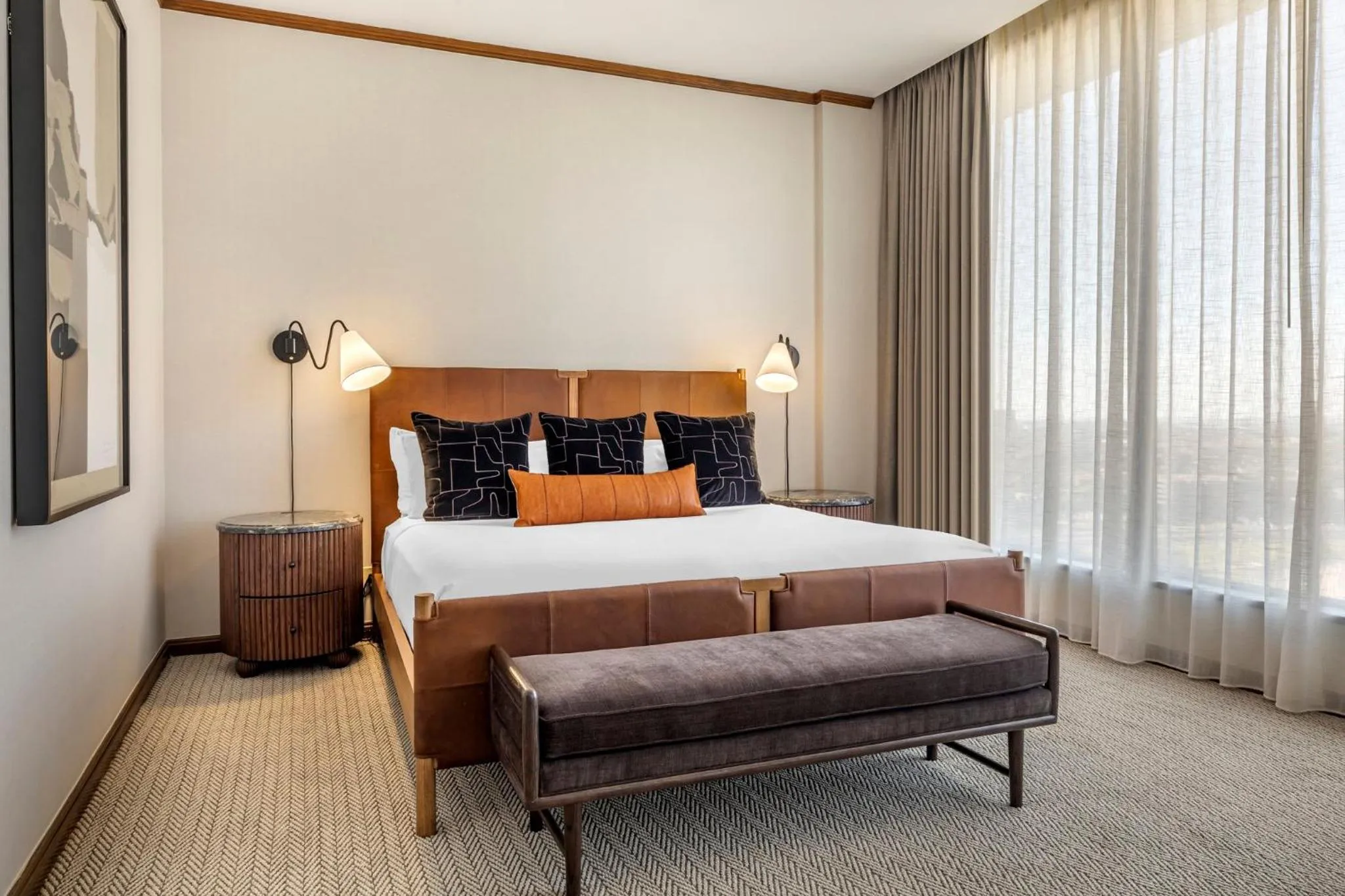 Photo of the whole room, Bed in Omni Las Colinas Hotel