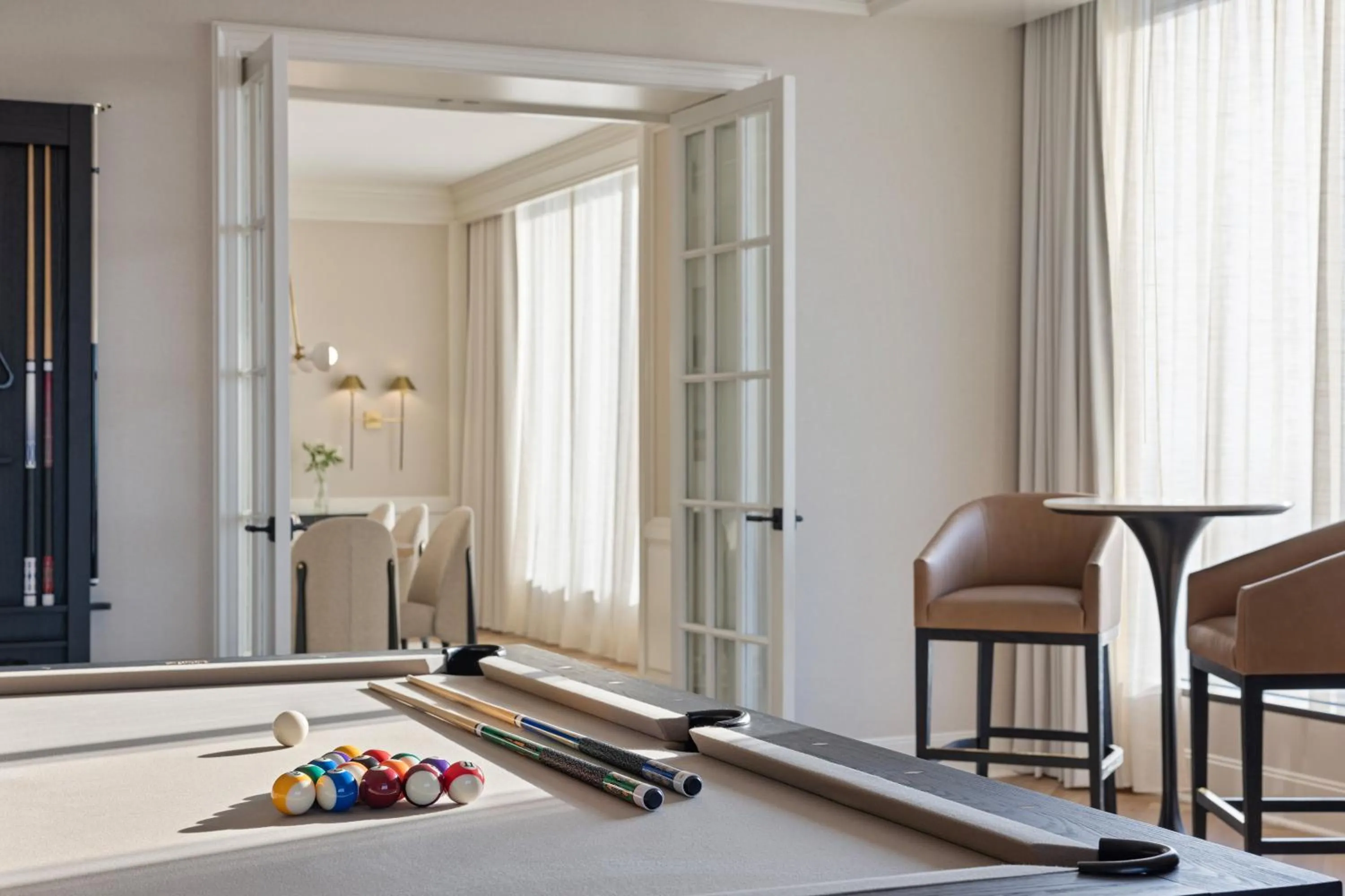 Bedroom in Omni Las Colinas Hotel