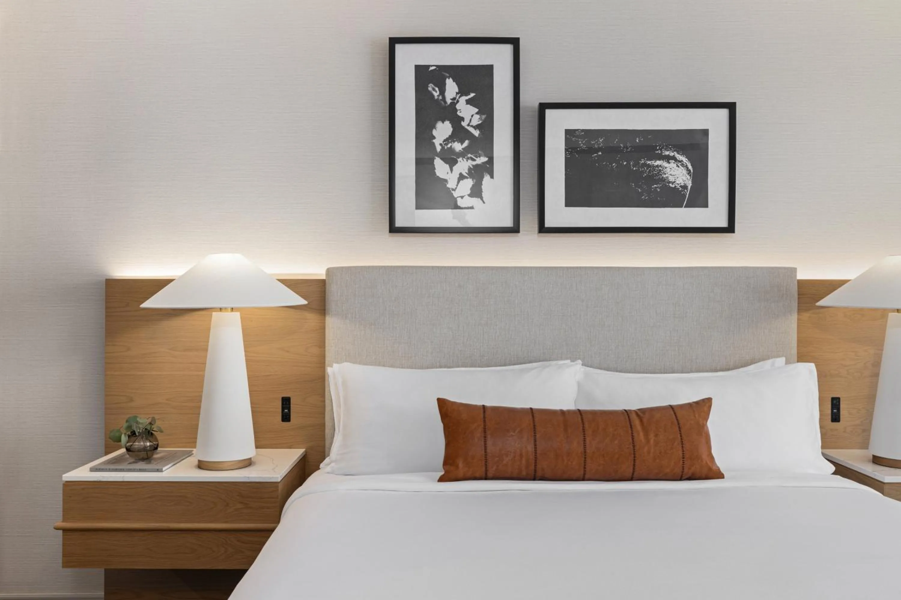 Photo of the whole room, Bed in Omni Las Colinas Hotel