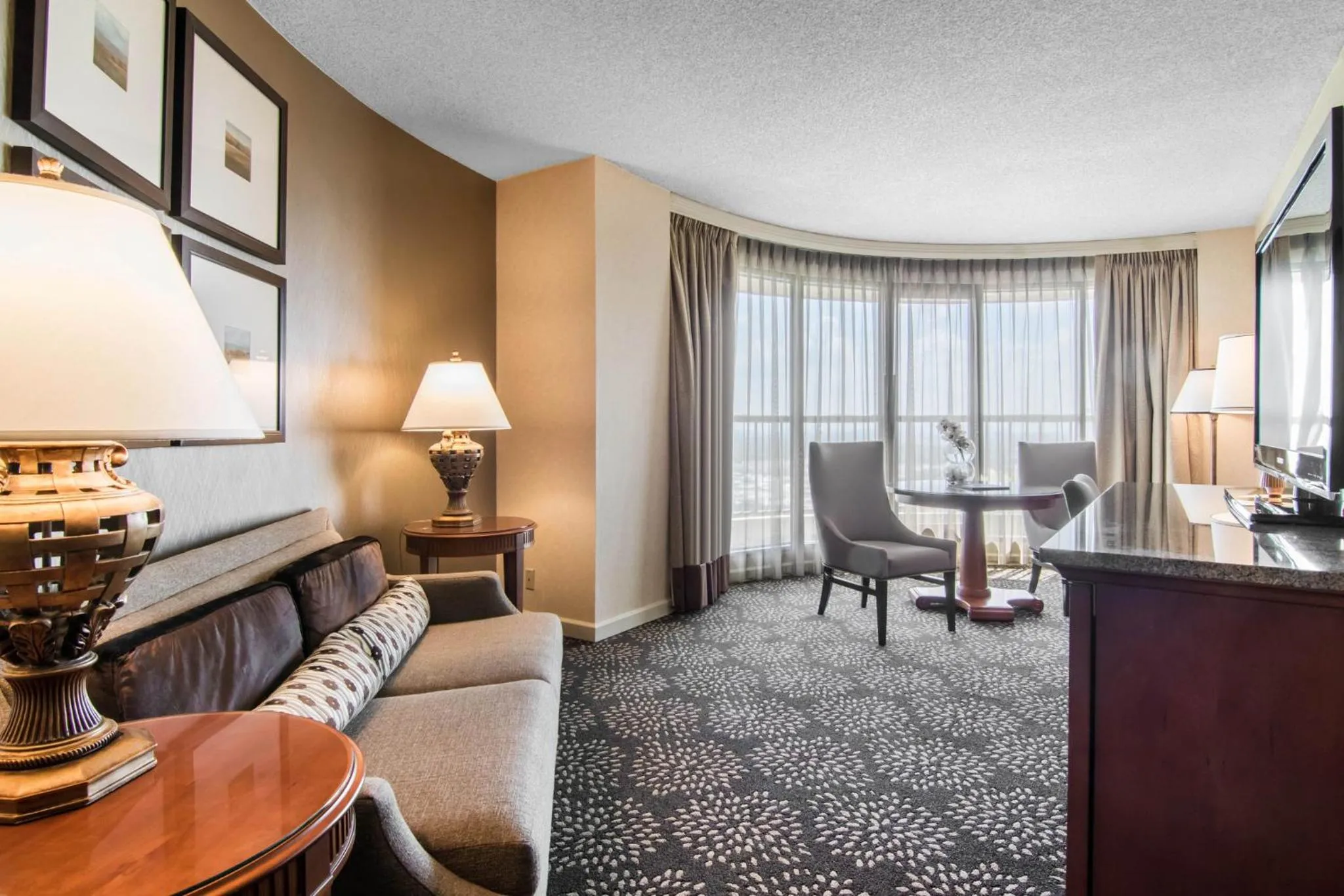 Bedroom in Omni Las Colinas Hotel