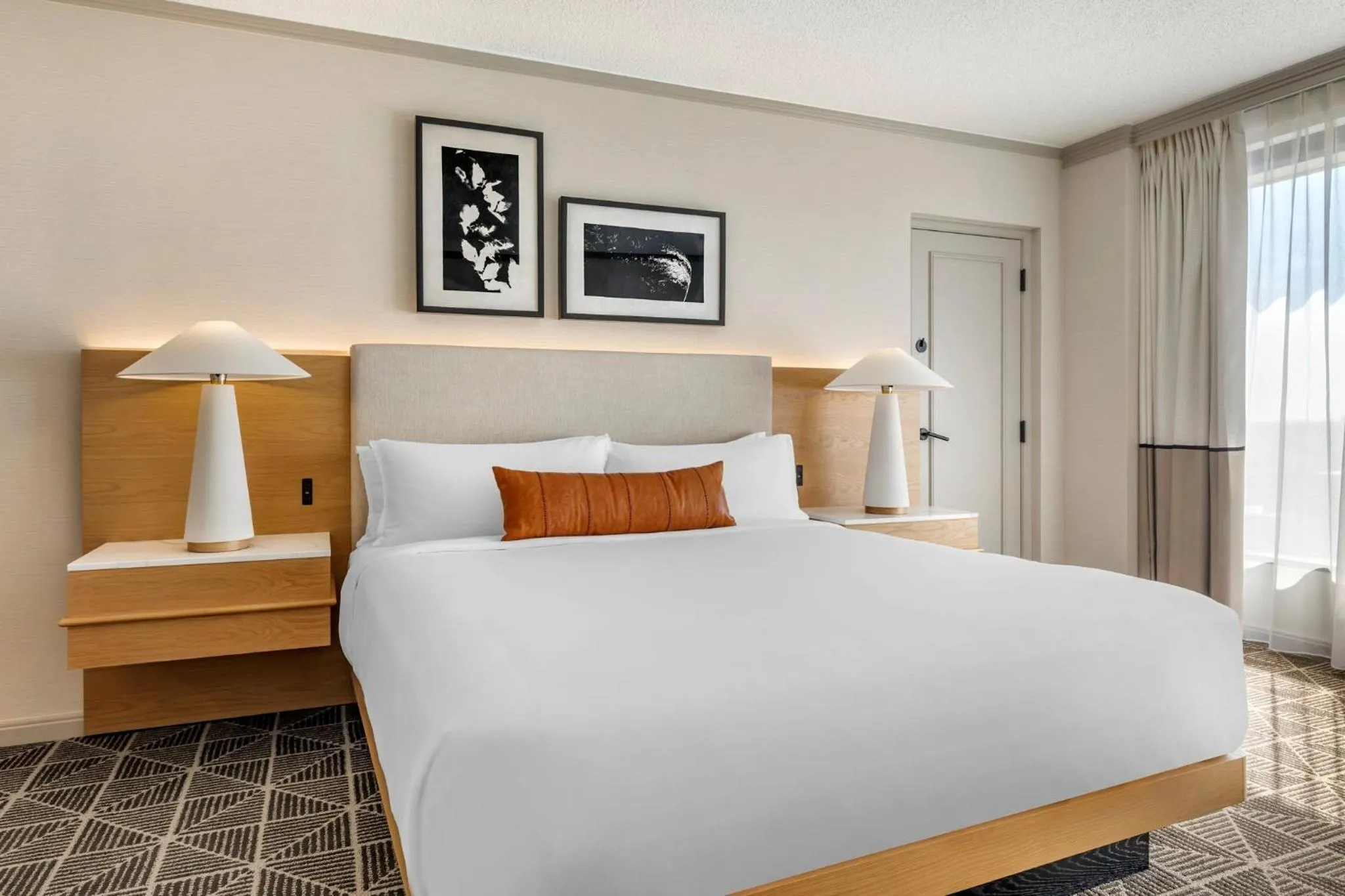 Photo of the whole room, Bed in Omni Las Colinas Hotel