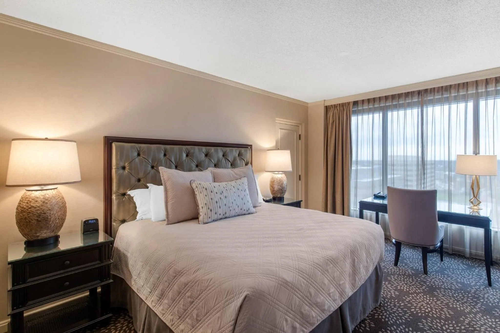 Bedroom, Bed in Omni Las Colinas Hotel