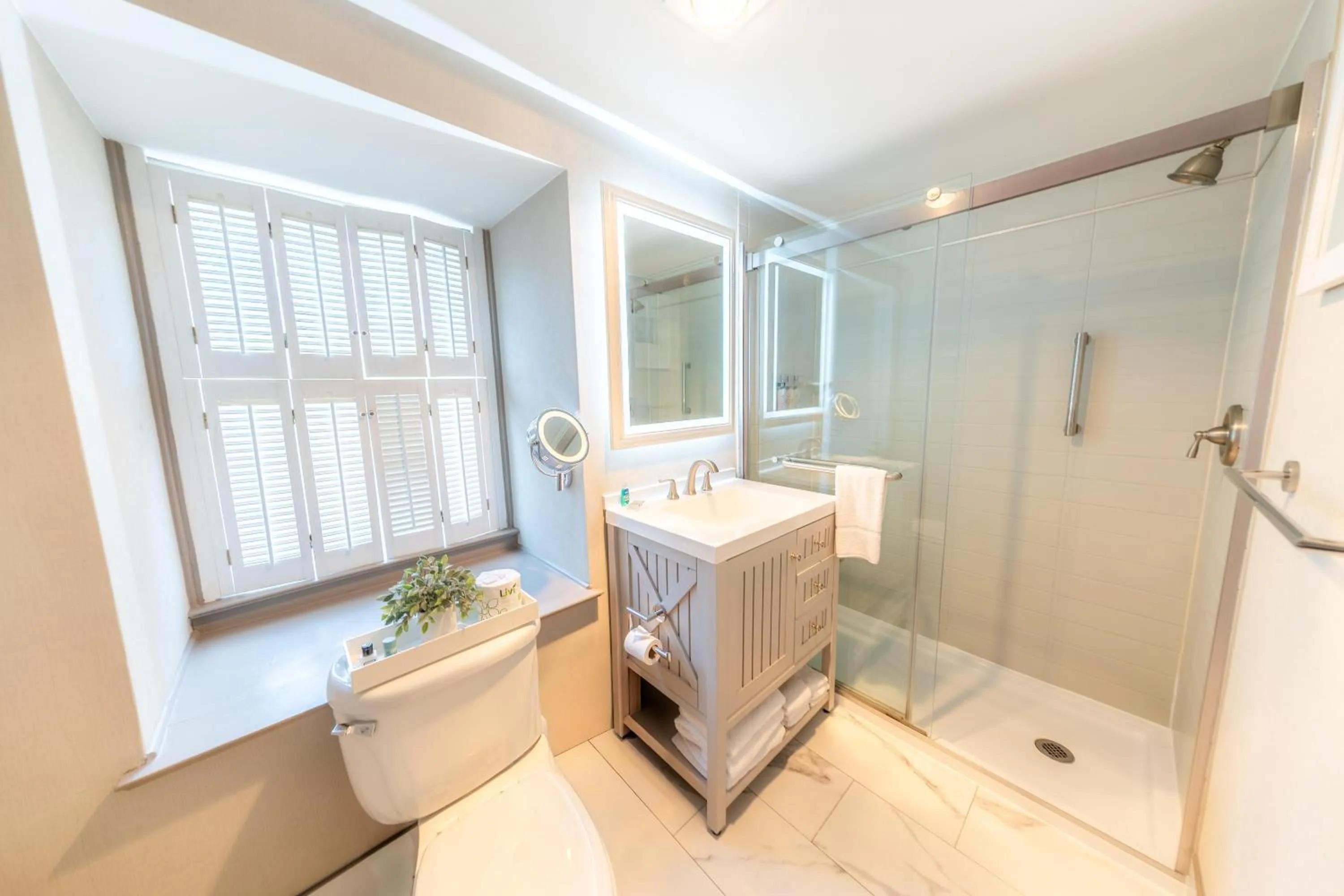 Bathroom, Bed in The Westfield Inn, BW Signature Collection