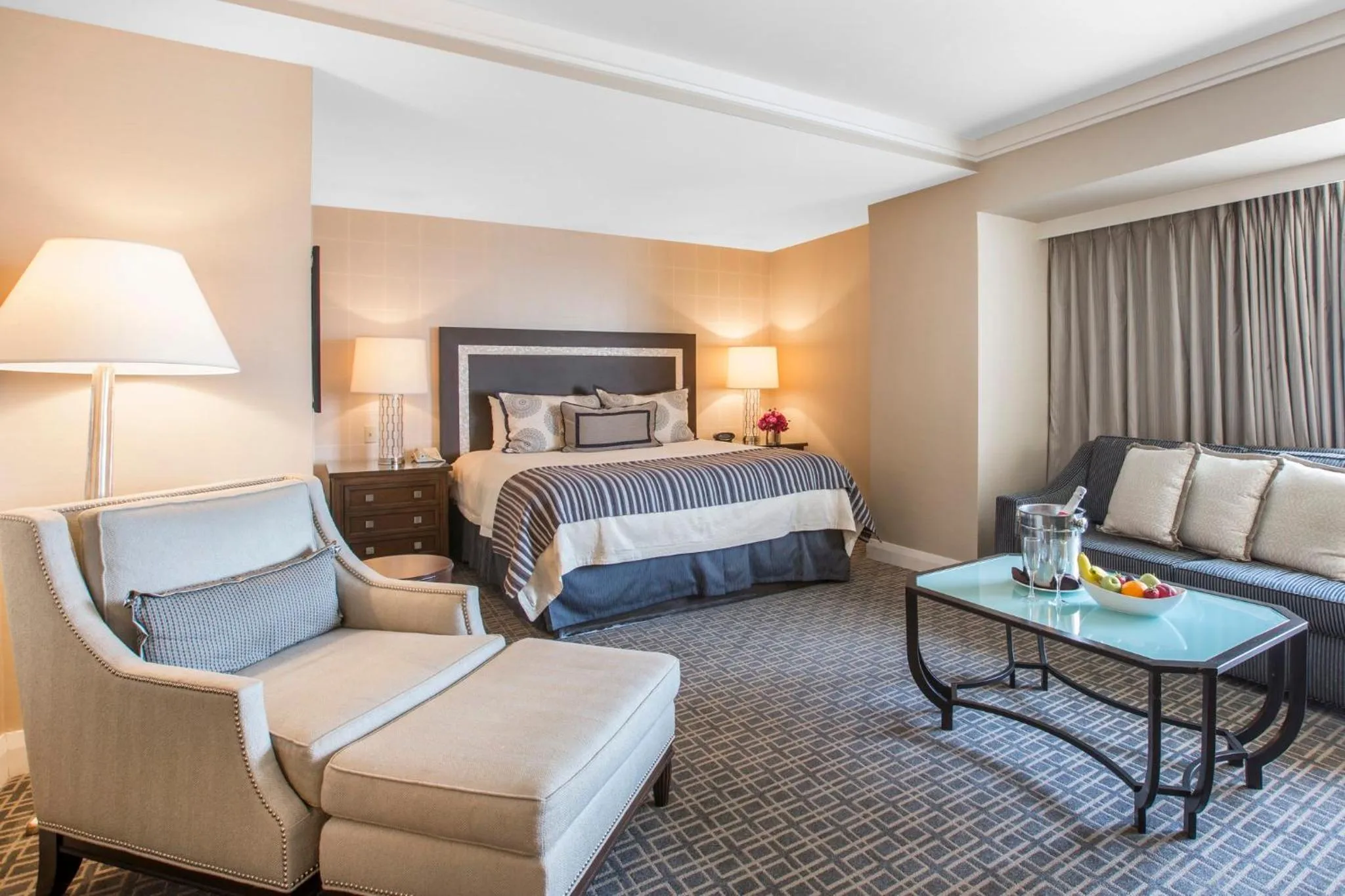 Photo of the whole room, Bed in Omni Los Angeles Hotel