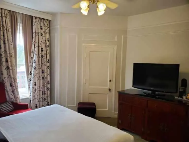 TV and multimedia, Bed in Arlington Resort Hotel & Spa