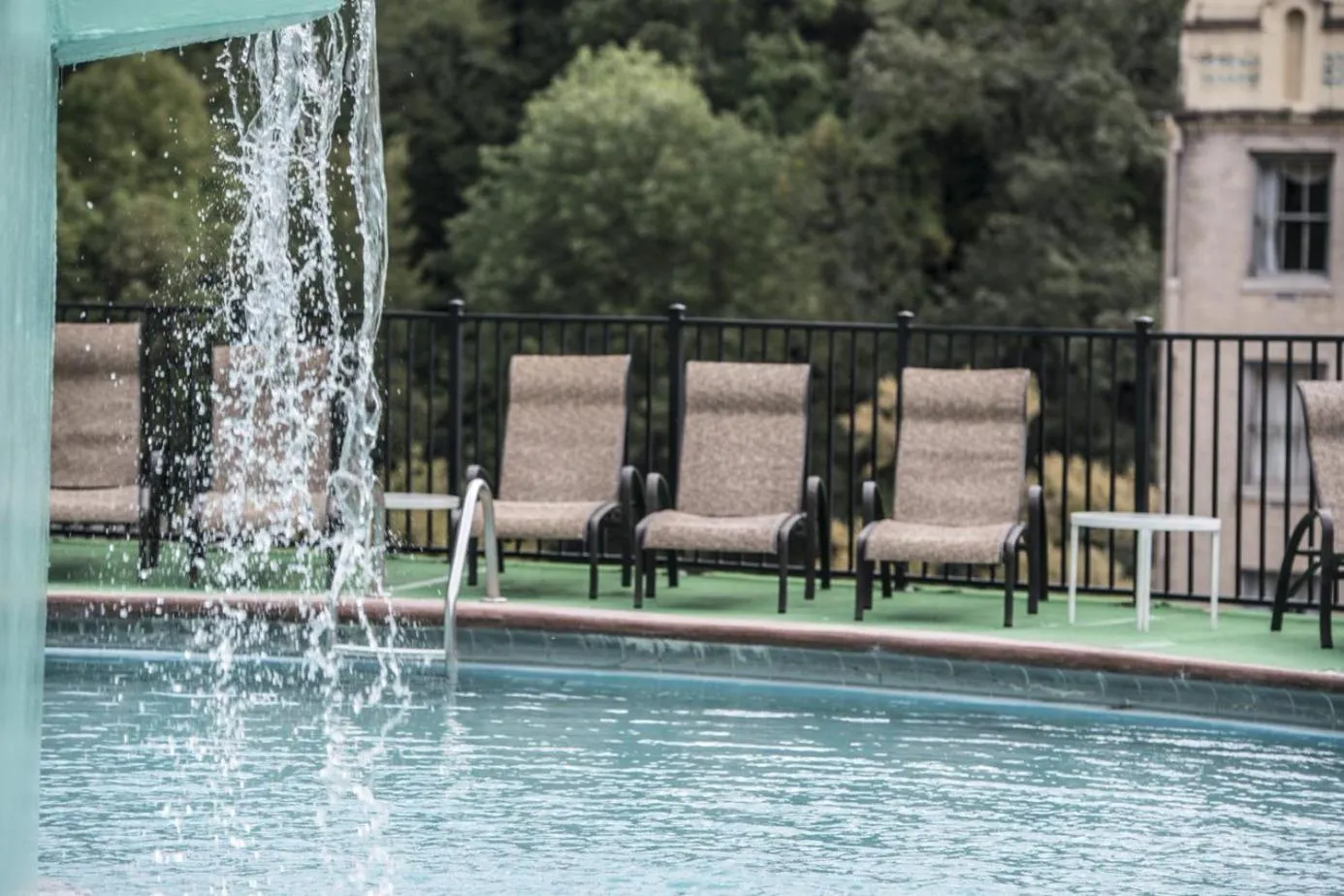 Swimming pool in Arlington Resort Hotel & Spa