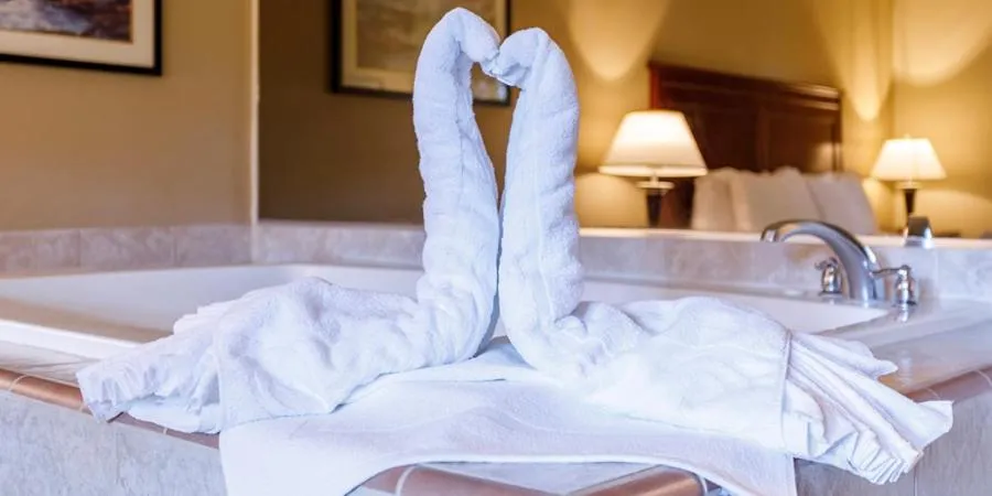 Hot Tub, Bed in Wendover Nugget Hotel & Casino by Red Lion Hotels