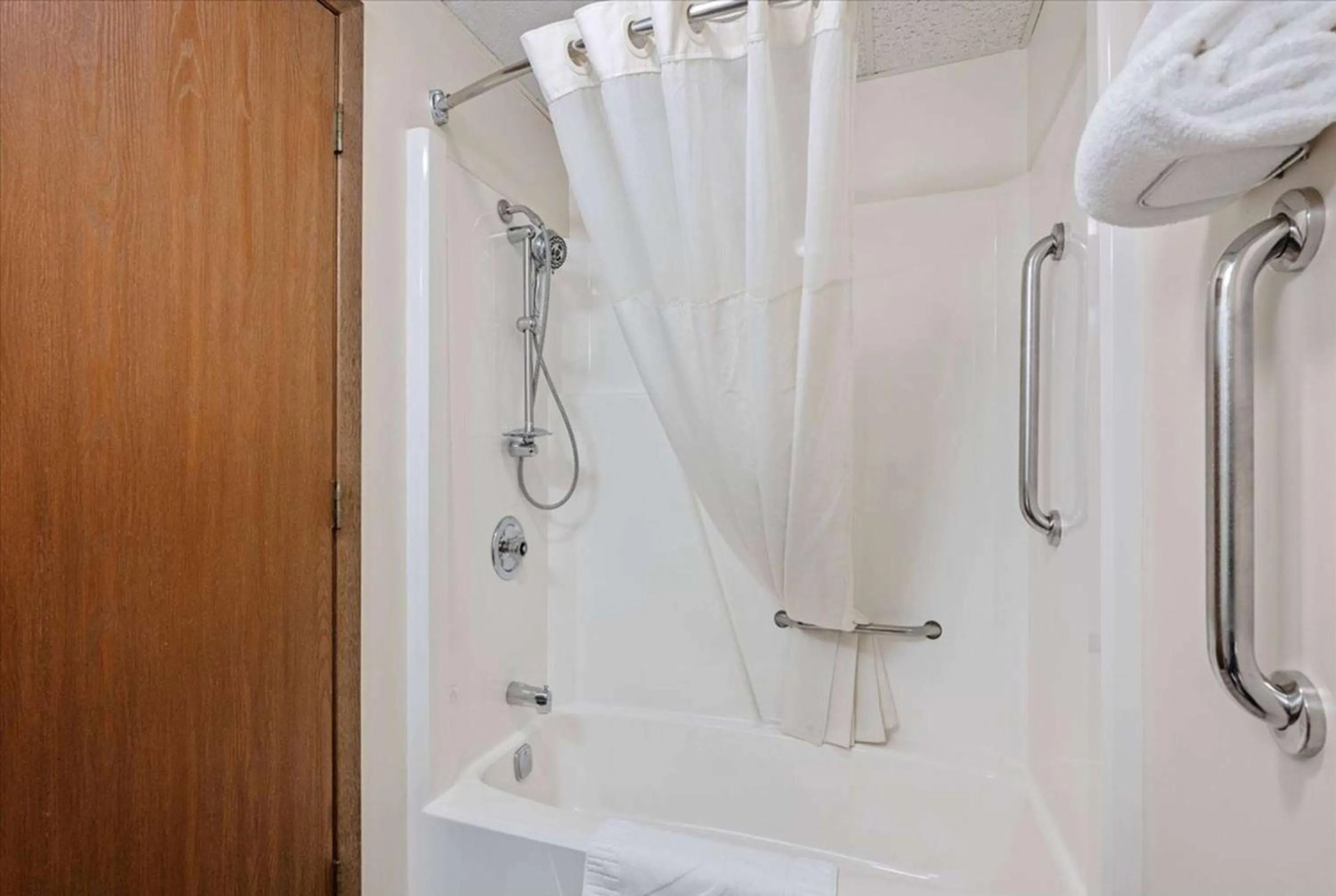 TV and multimedia in Super 8 by Wyndham Superior WI