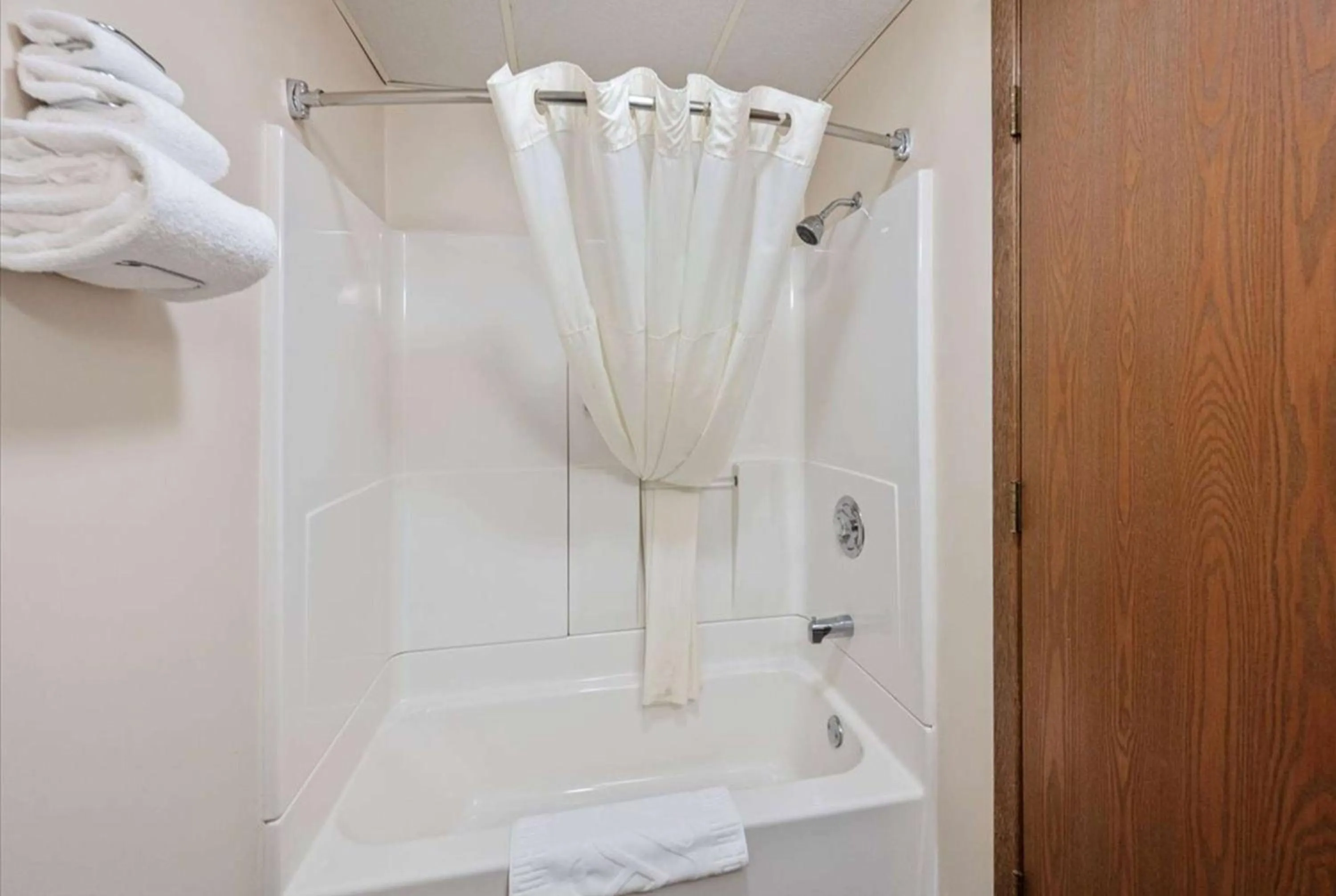 TV and multimedia in Super 8 by Wyndham Superior WI