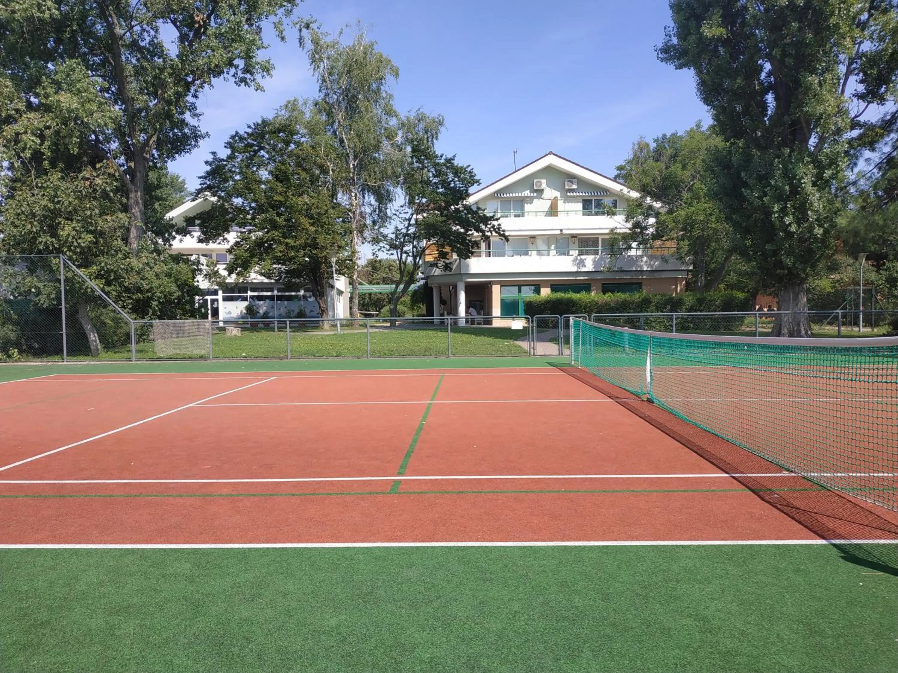 Tennis court in Apartmány Puerto