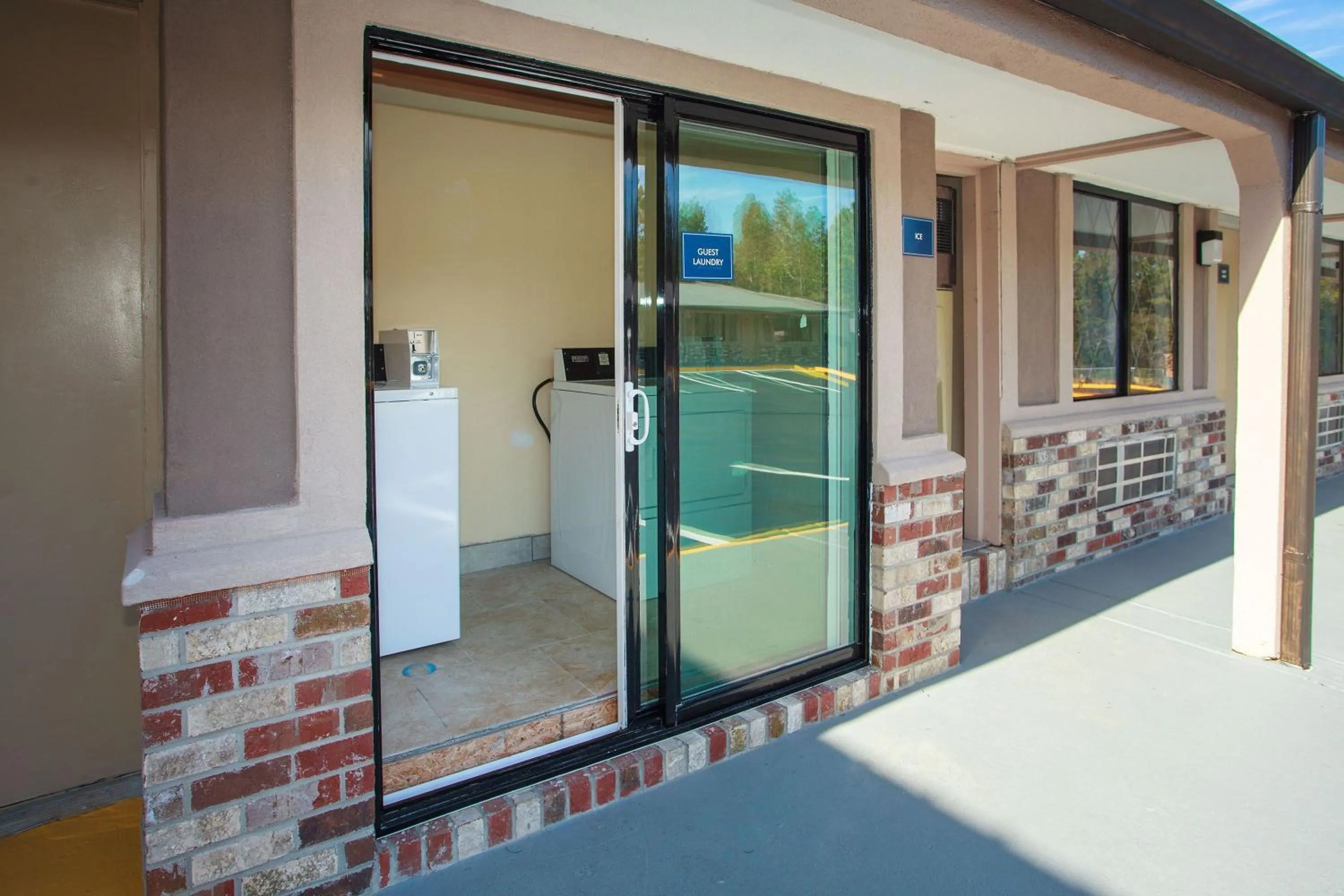 Travelodge by Wyndham Macon West