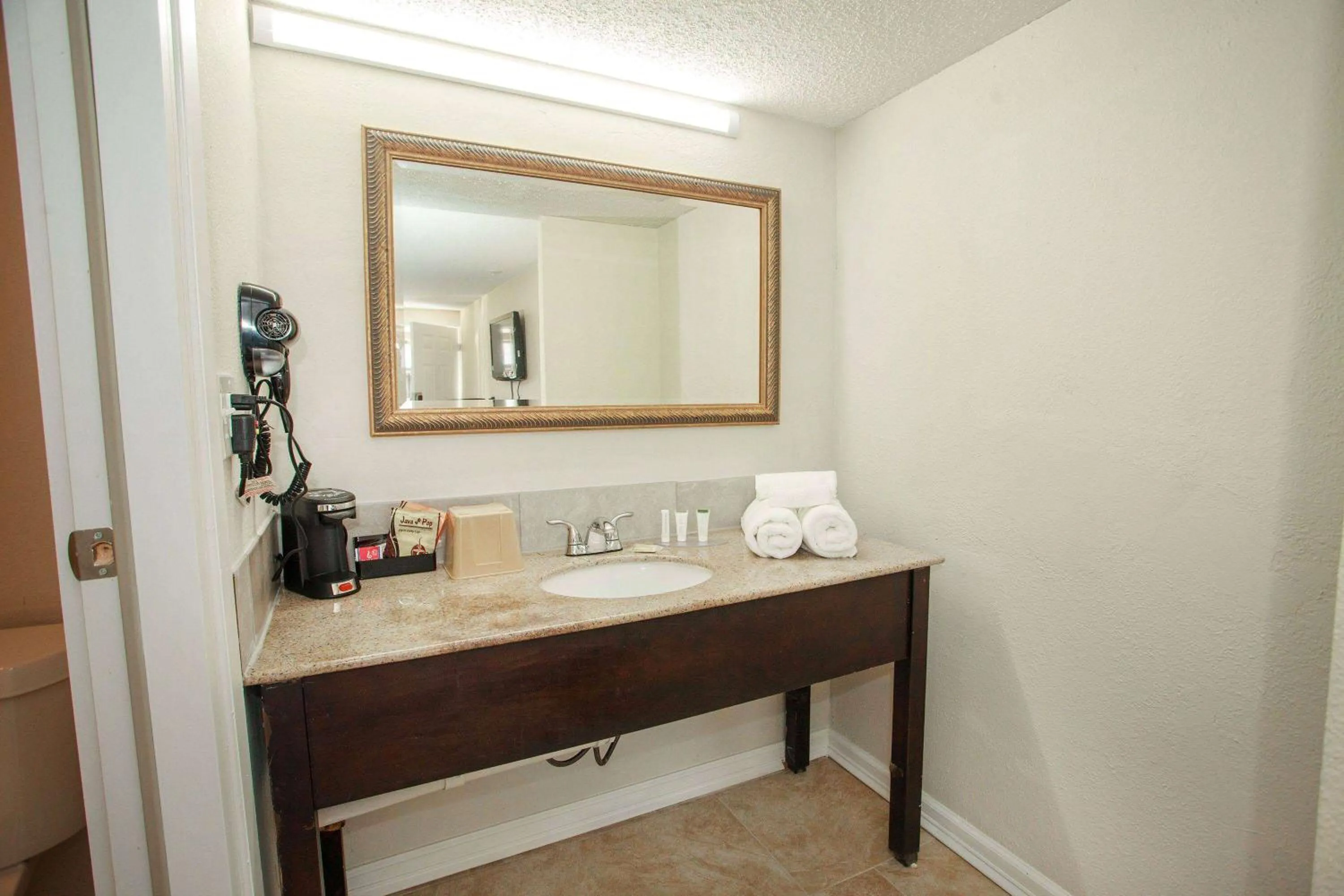 TV and multimedia in Travelodge by Wyndham Macon West