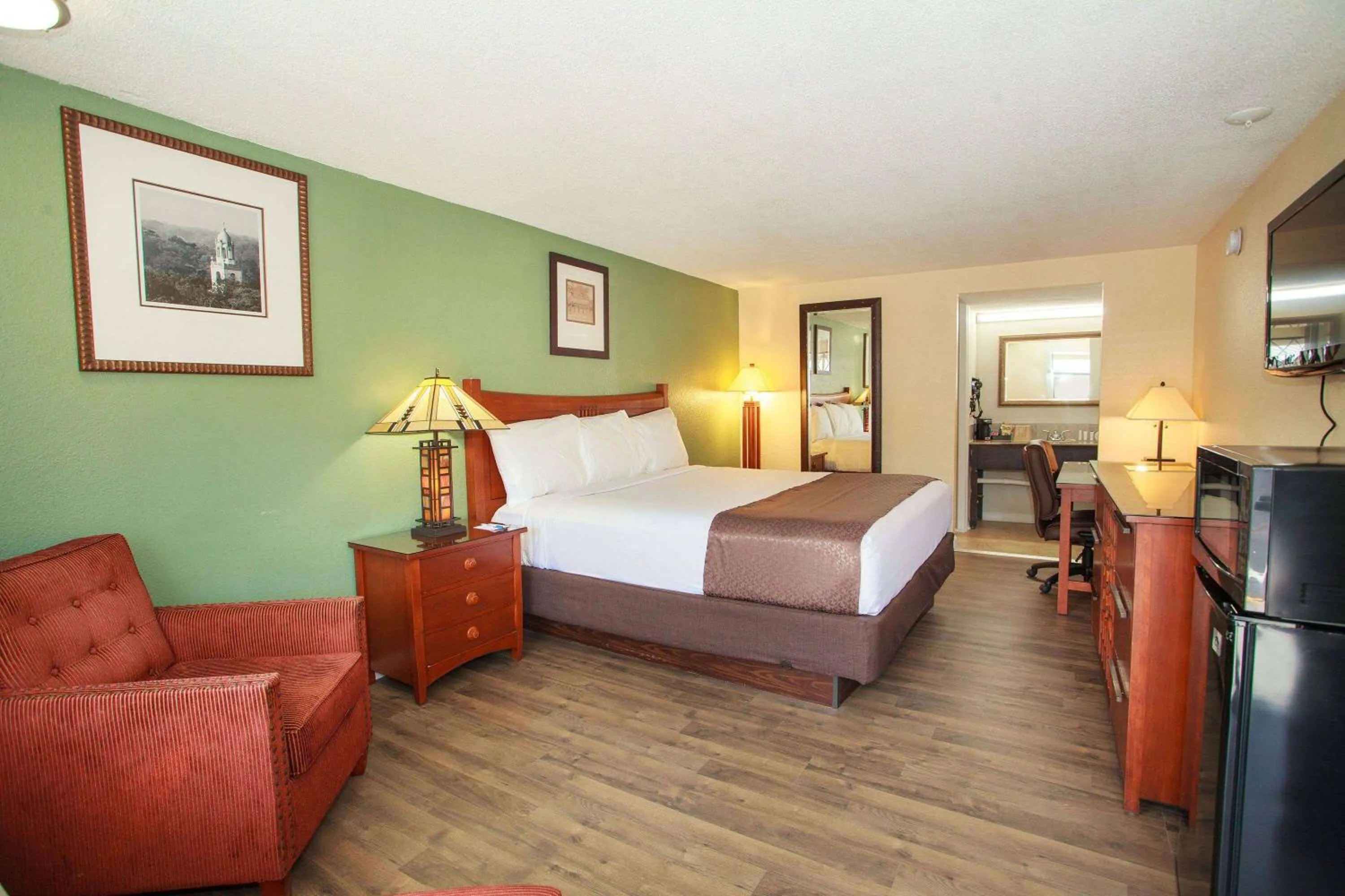 Photo of the whole room, Bed in Travelodge by Wyndham Macon West