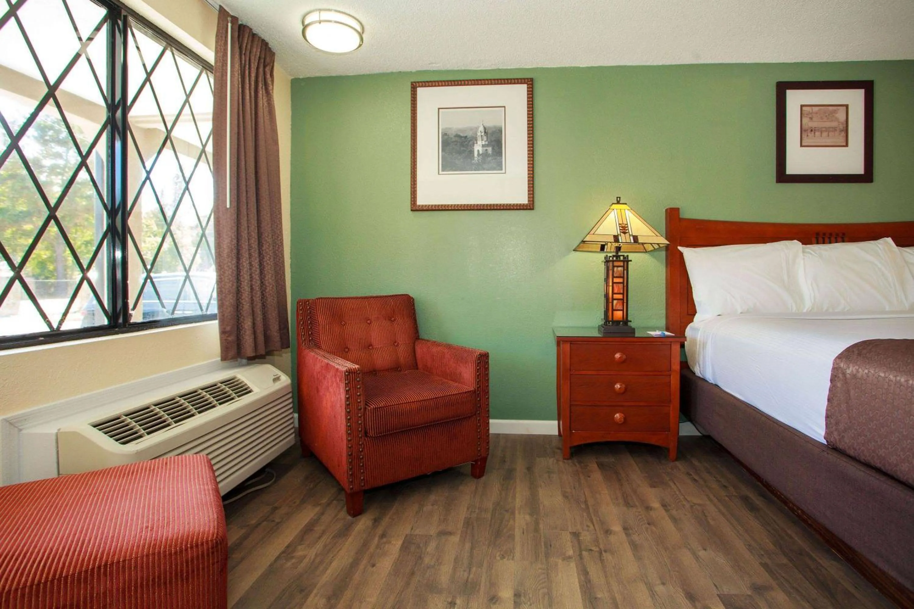 Photo of the whole room, Bed in Travelodge by Wyndham Macon West