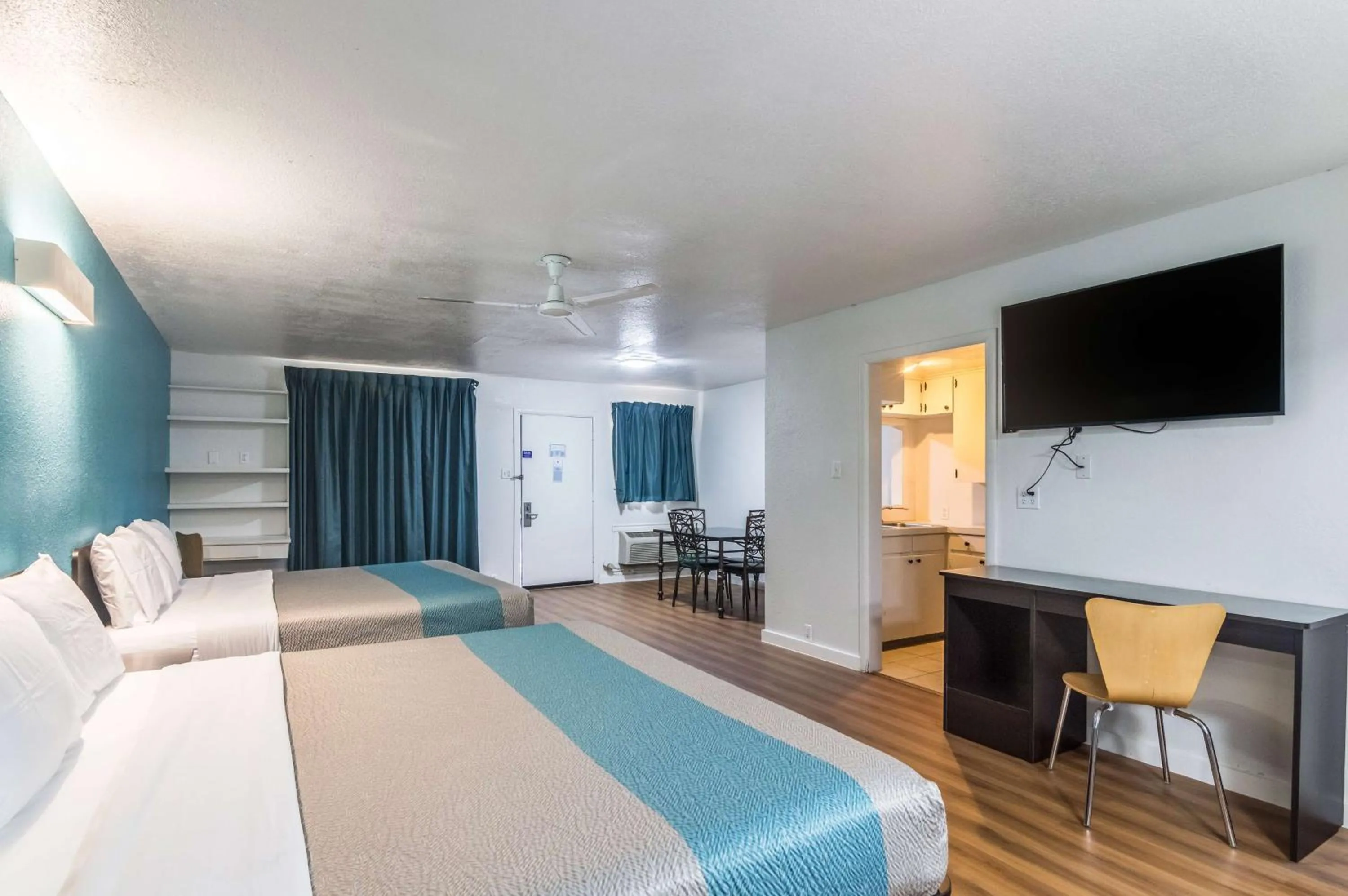 Photo of the whole room, Bed in Trade Wind Motel