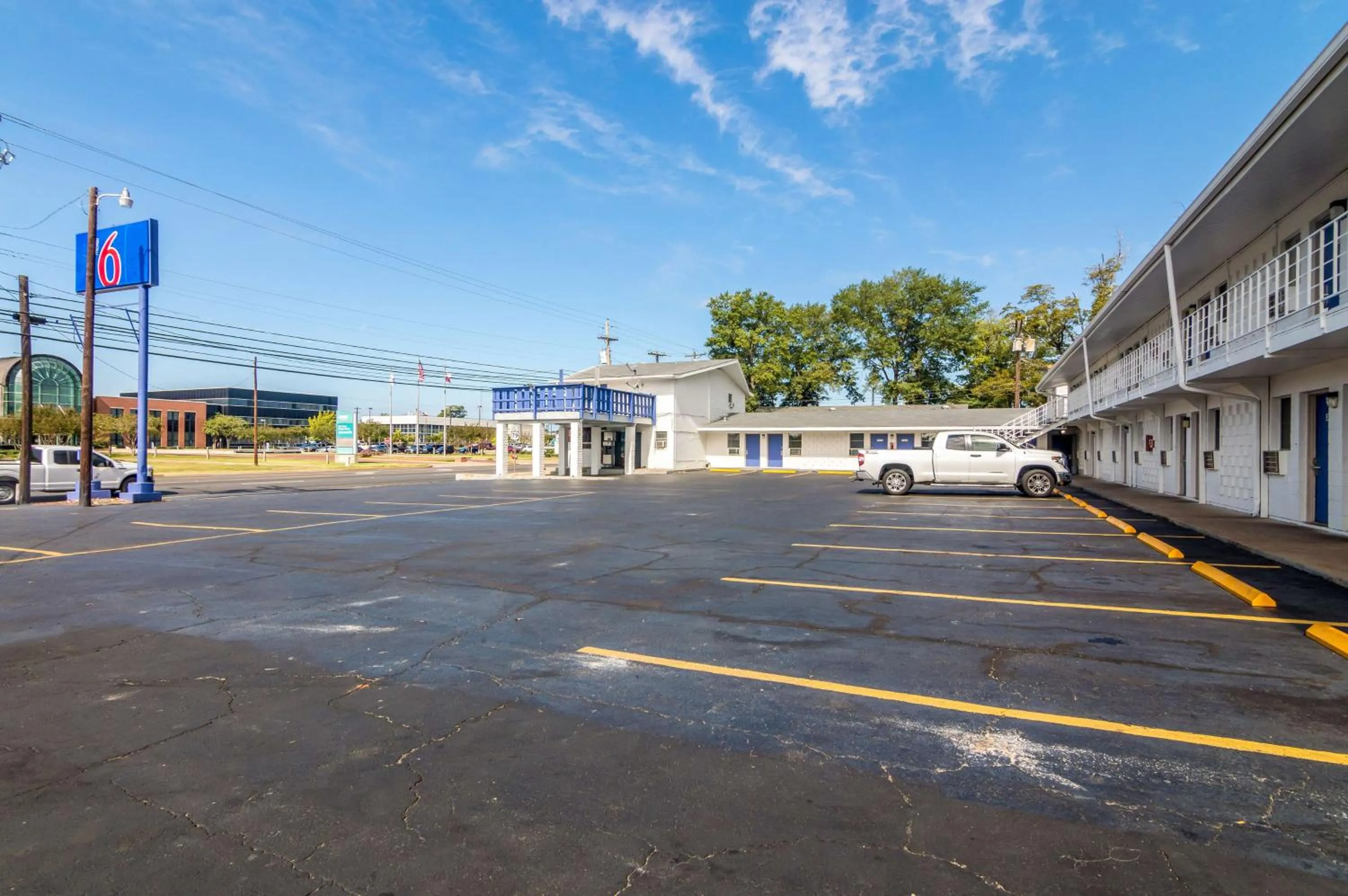 Property building in Trade Wind Motel