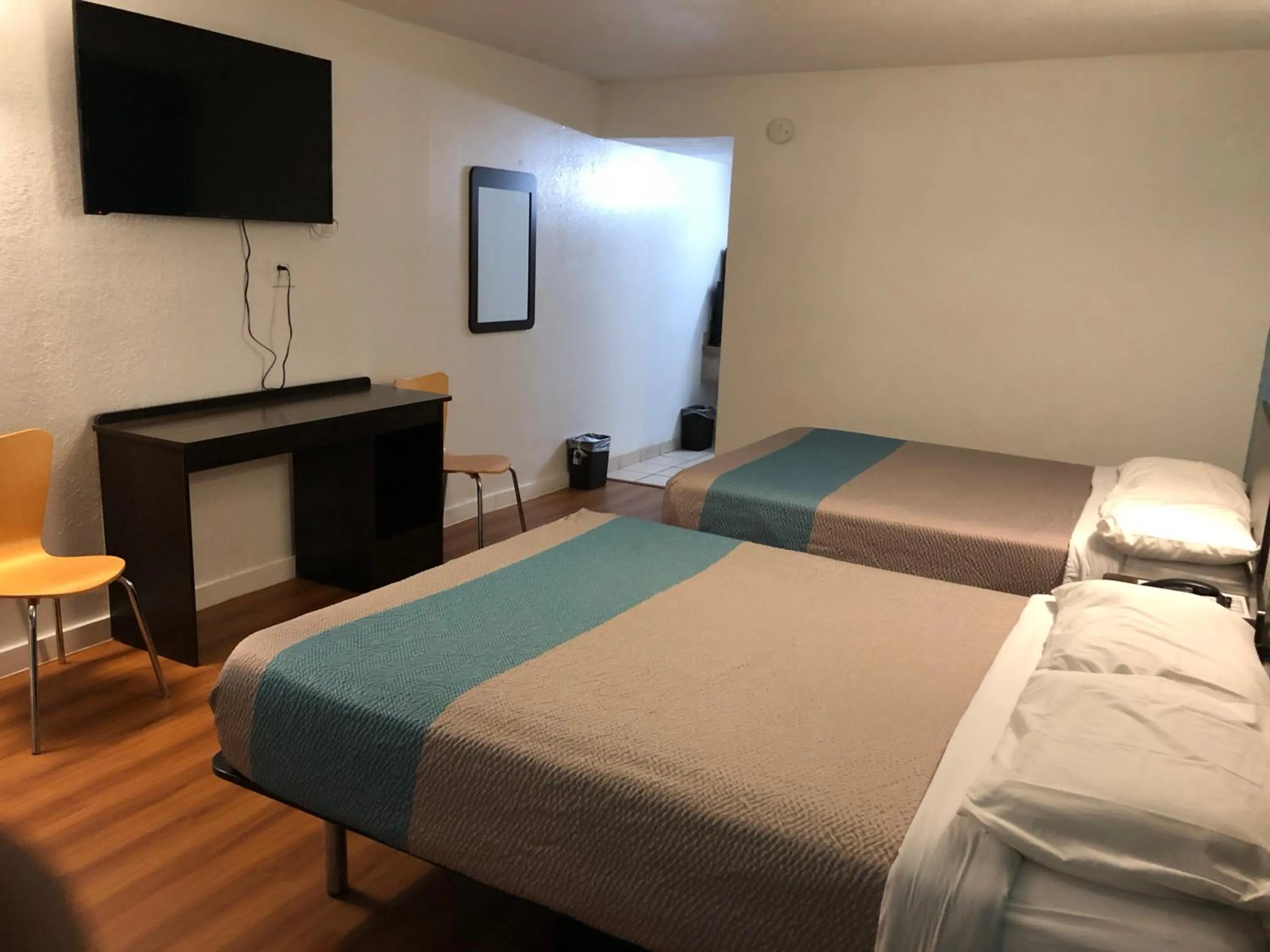 Bed in Trade Wind Motel