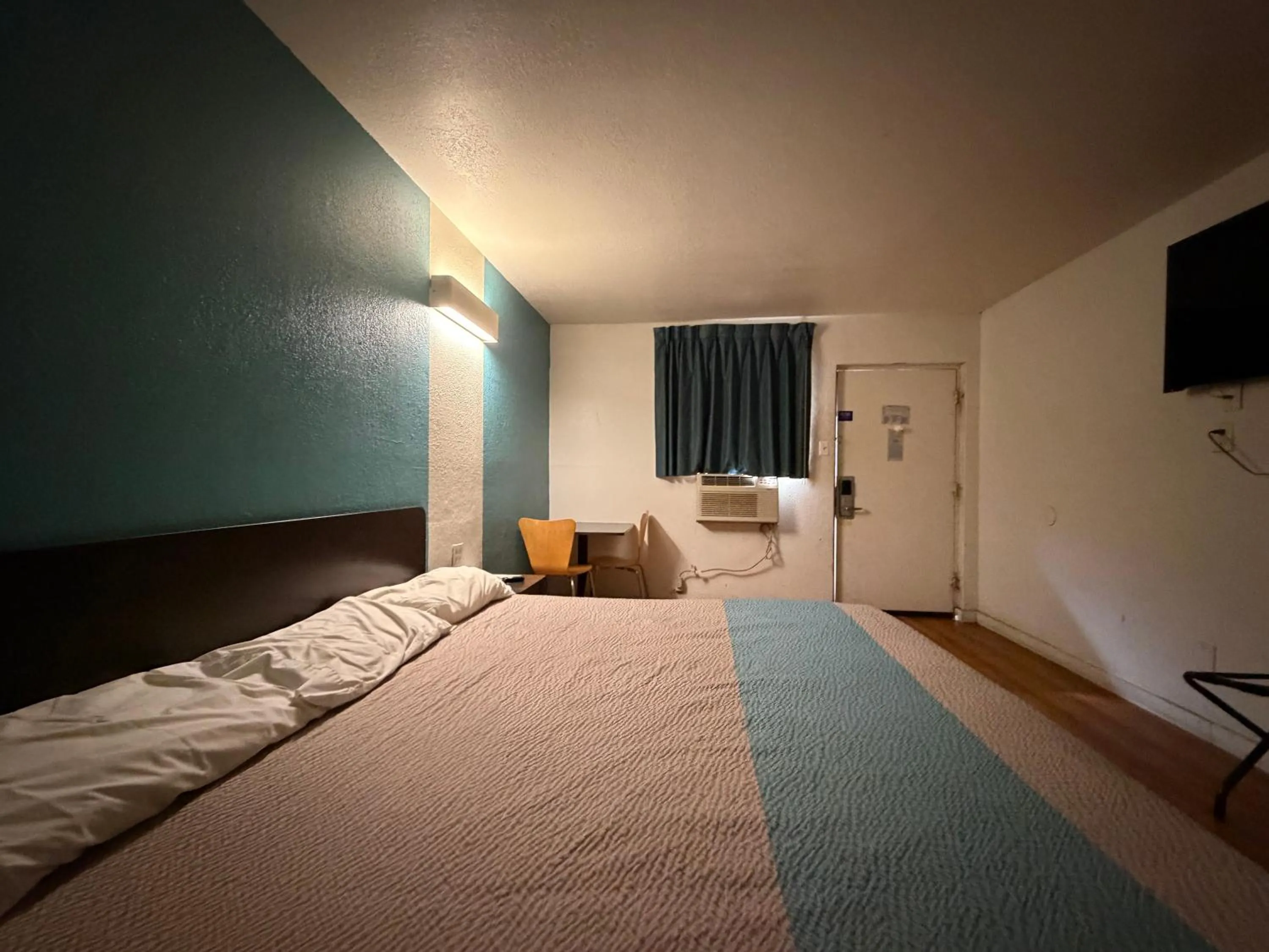 Bedroom, Bed in Trade Wind Motel Jacksonville TX US 69