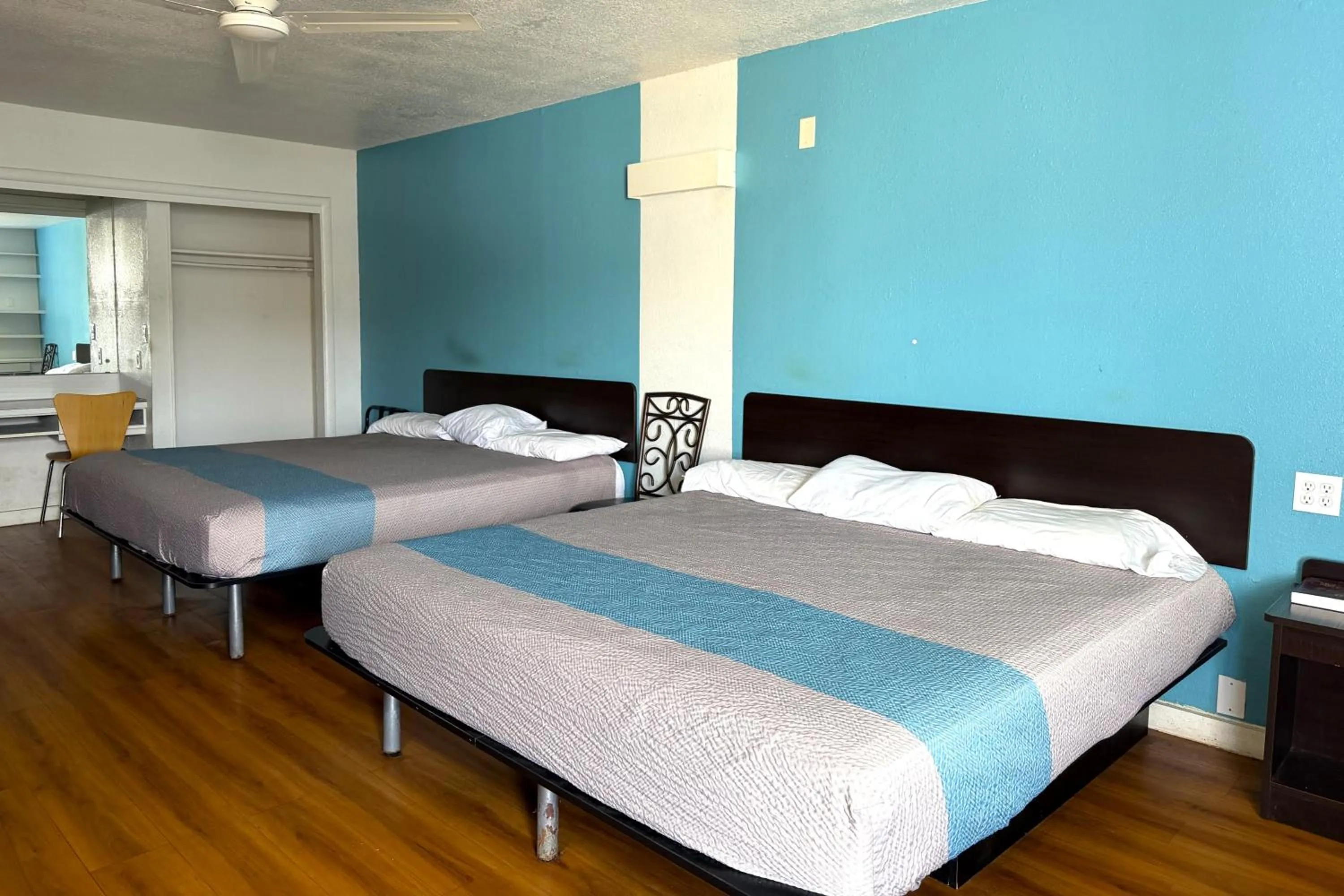 Bedroom, Bed in Trade Wind Motel Jacksonville TX US 69