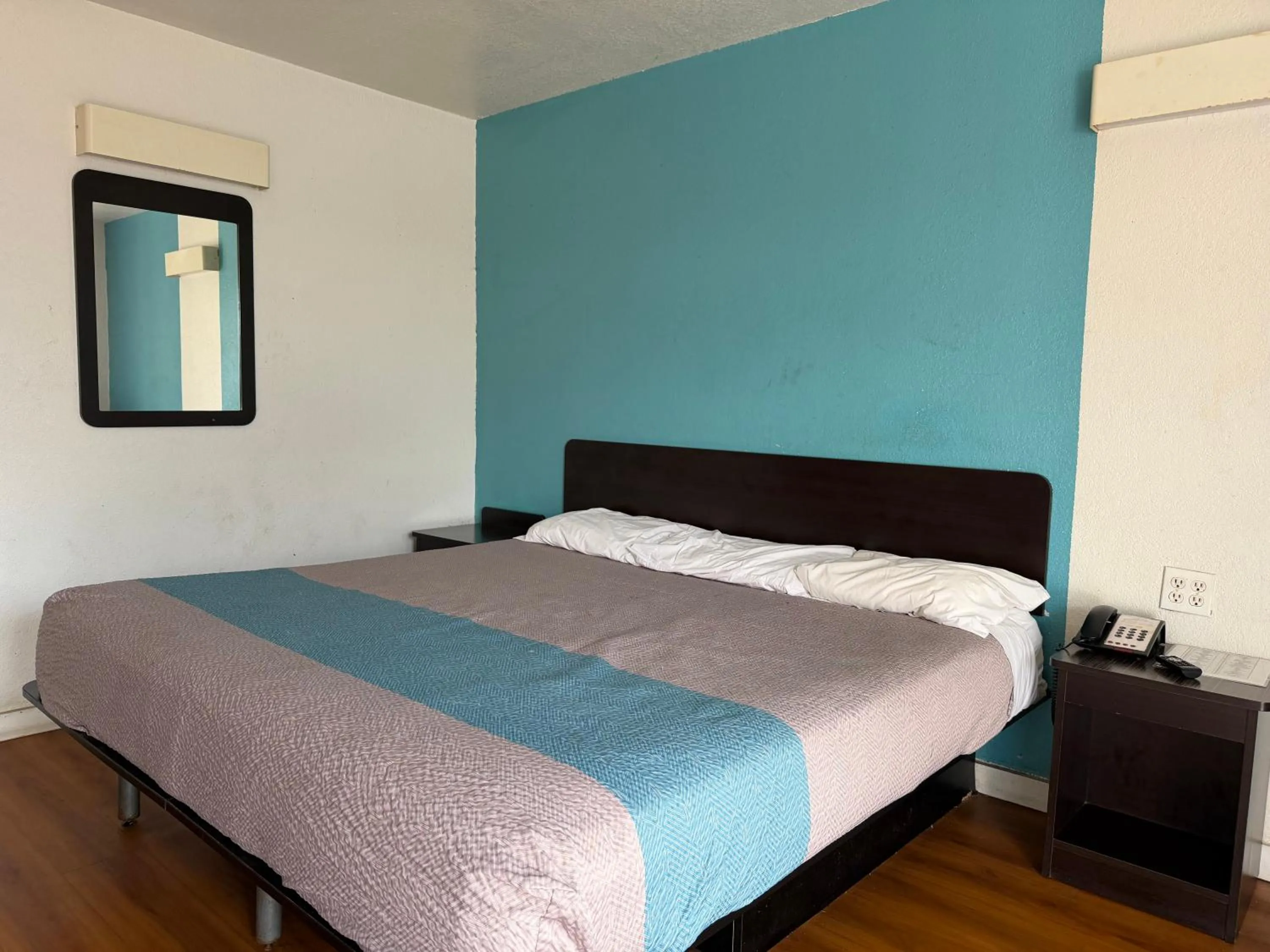 Bedroom, Bed in Trade Wind Motel Jacksonville TX US 69