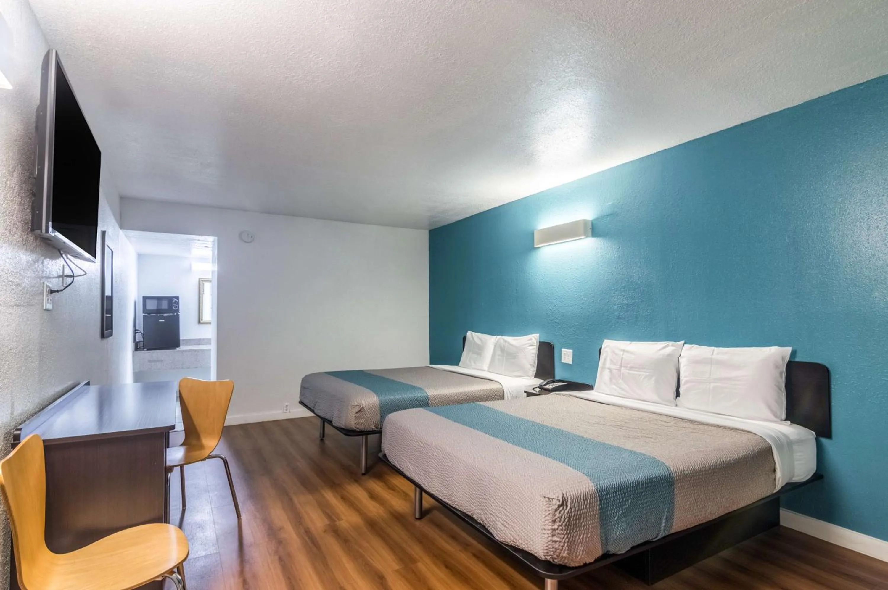 Photo of the whole room, Bed in Trade Wind Motel