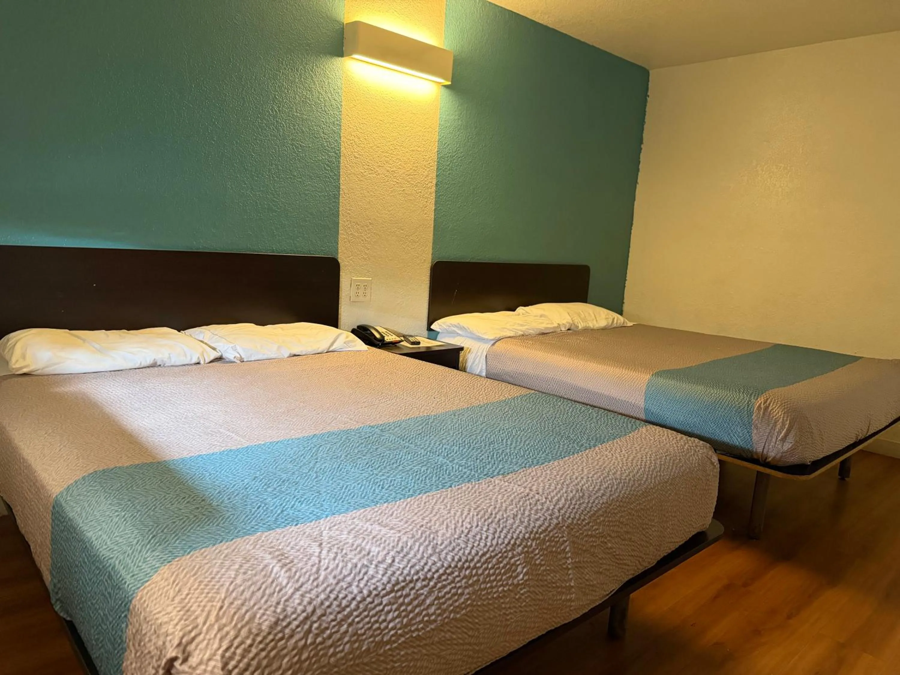 Bedroom, Bed in Trade Wind Motel Jacksonville TX US 69