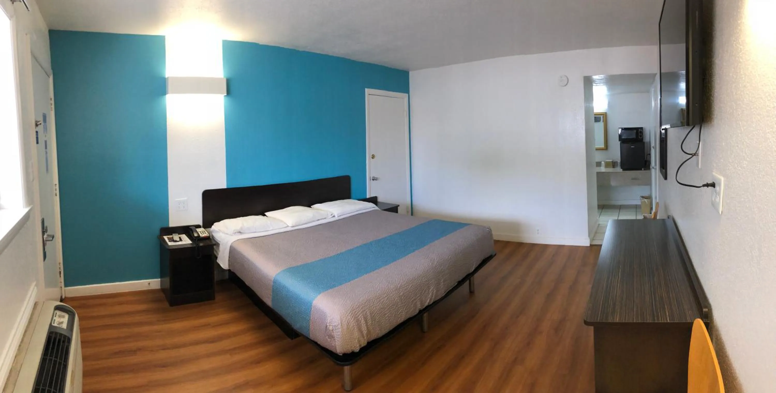 Bed in Trade Wind Motel