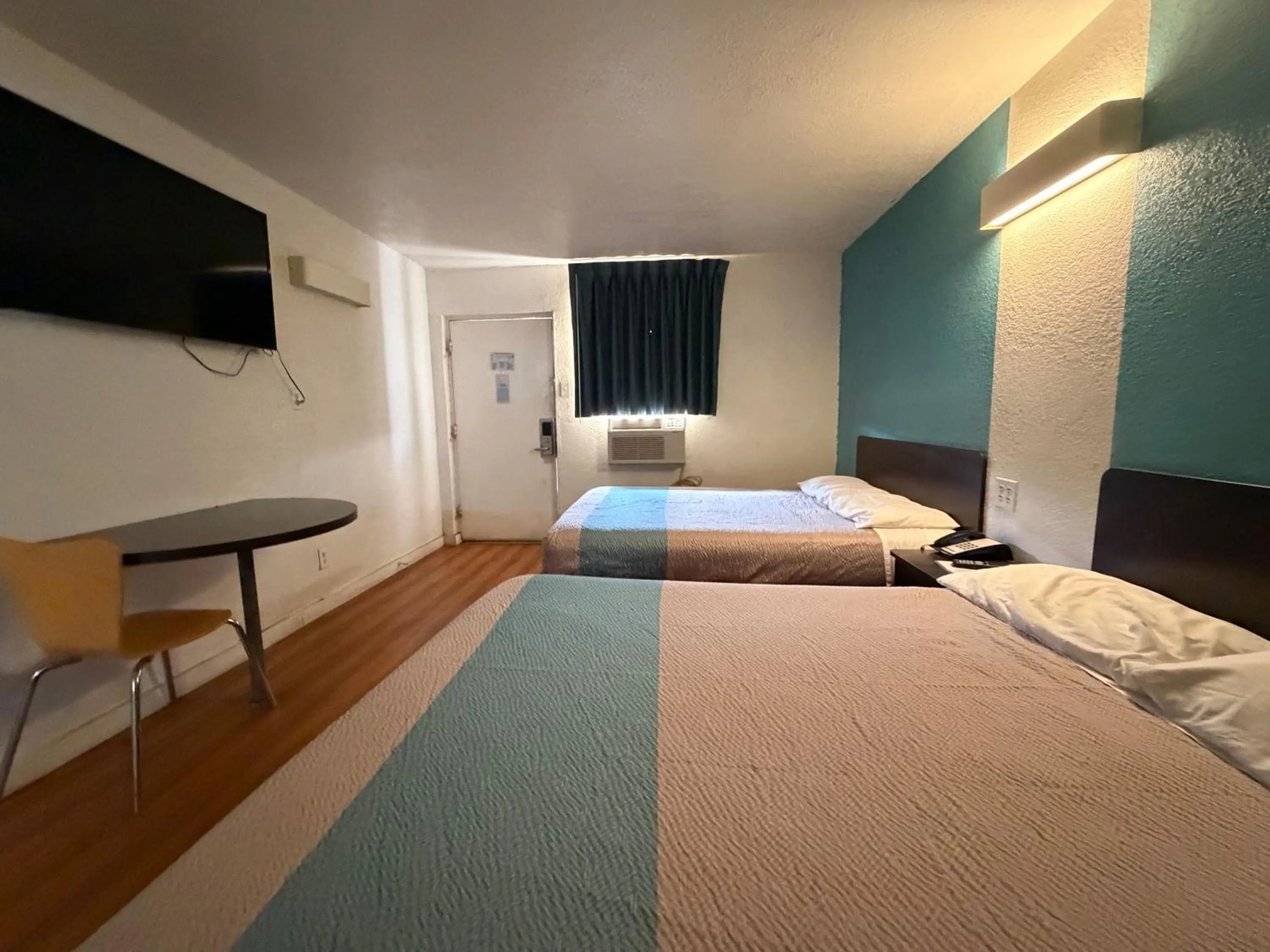 Bedroom, Bed in Trade Wind Motel Jacksonville TX US 69