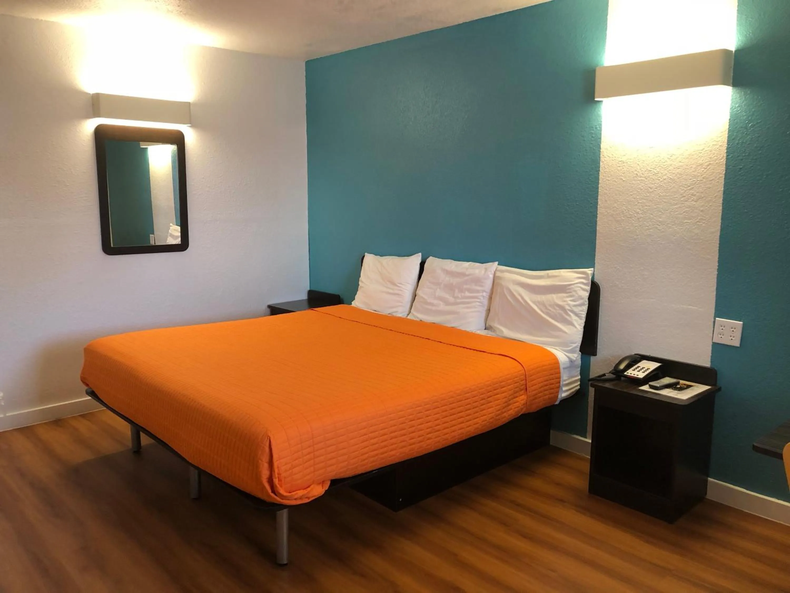 Bed in Trade Wind Motel