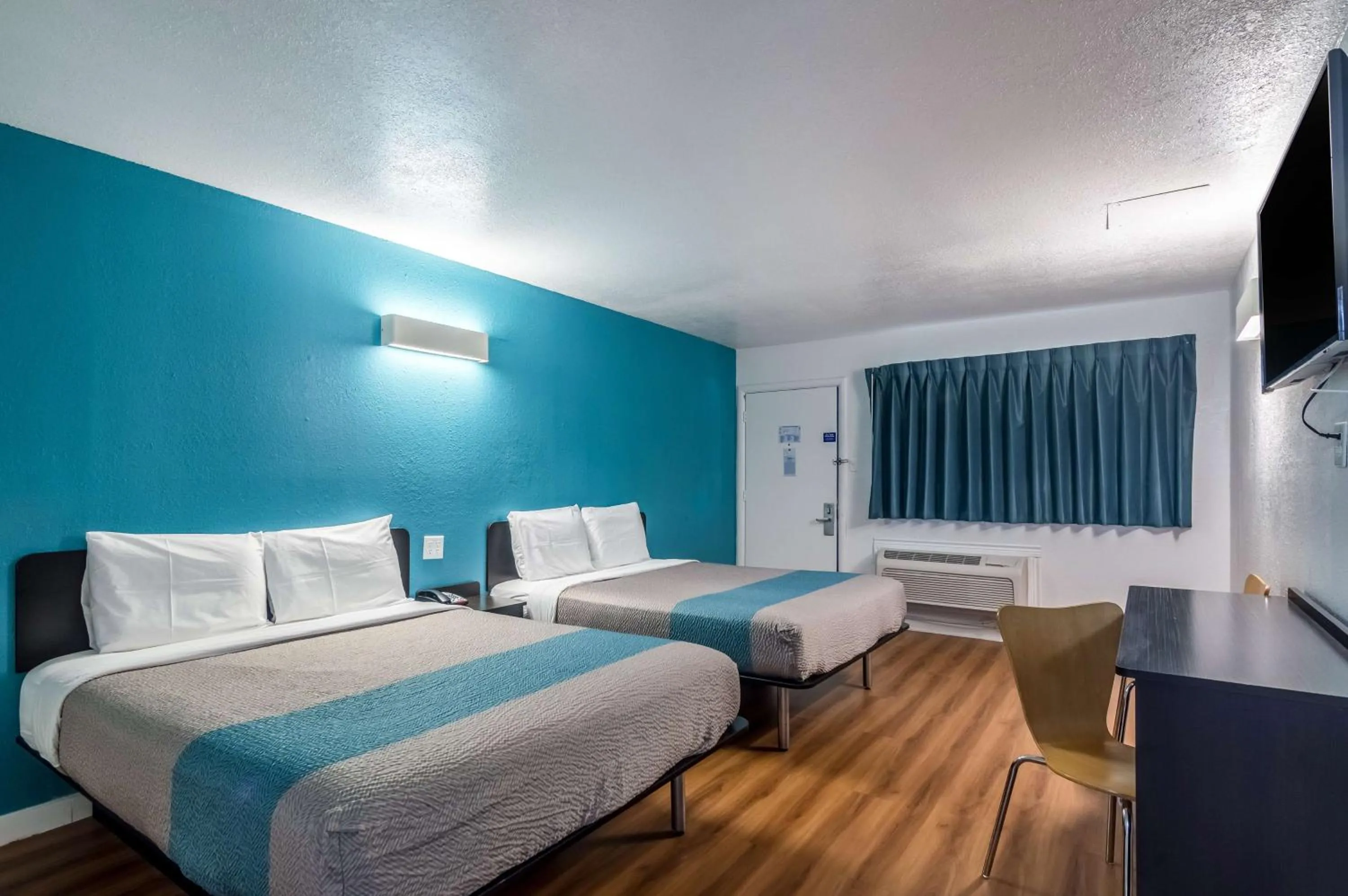 Photo of the whole room, Bed in Trade Wind Motel