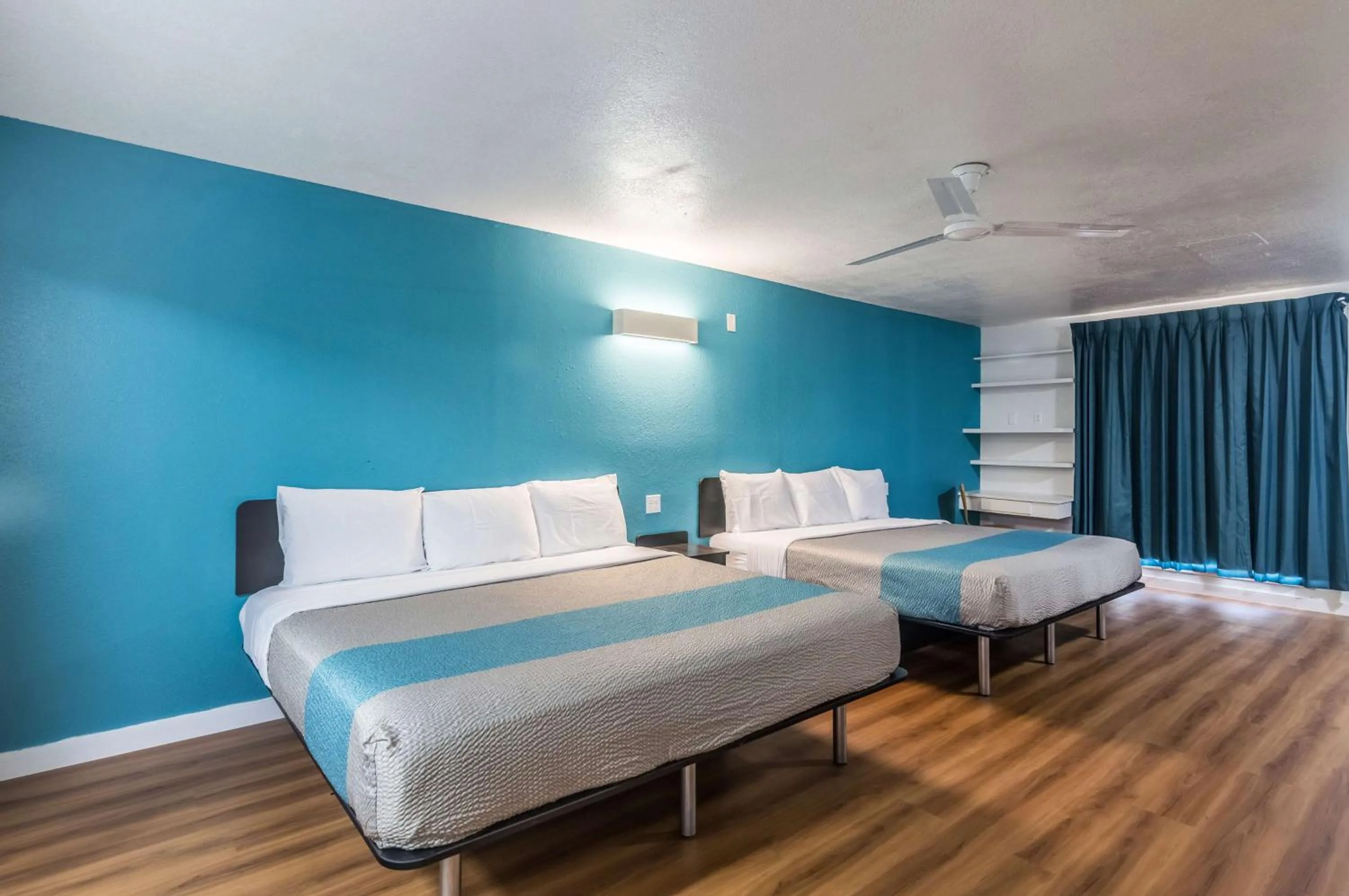 Photo of the whole room, Bed in Trade Wind Motel