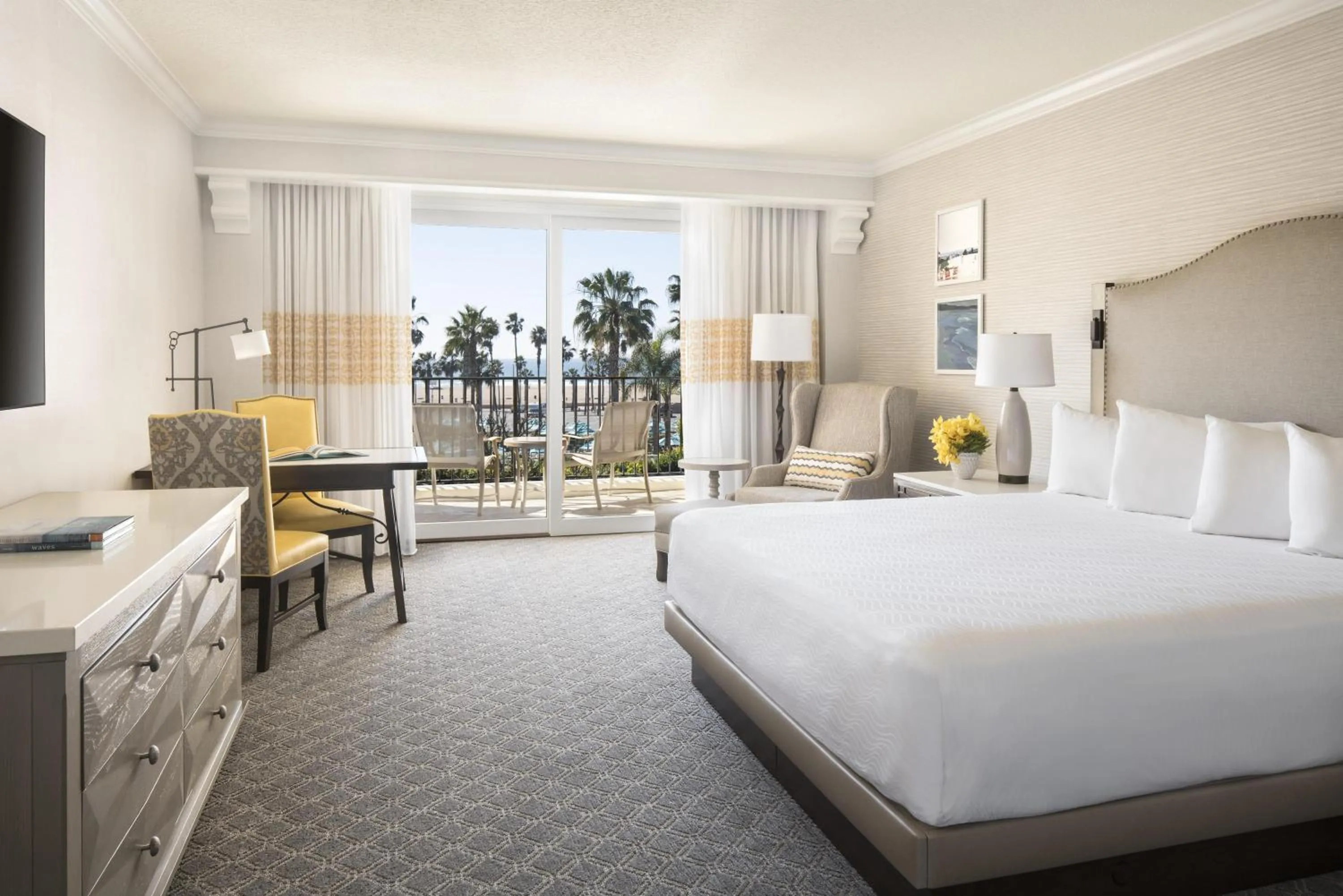 Bedroom, Bed in Hyatt Regency Huntington Beach Resort and Spa