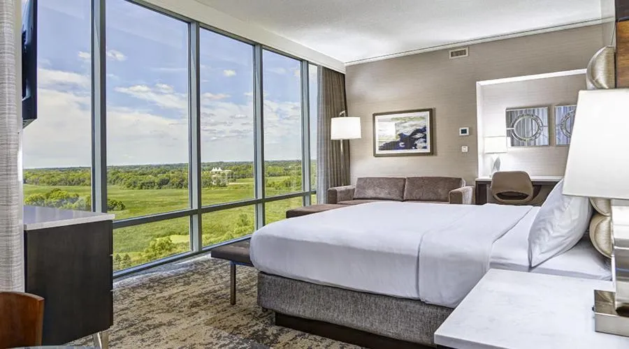 Golfcourse, Bed in Mystic Lake Casino Hotel