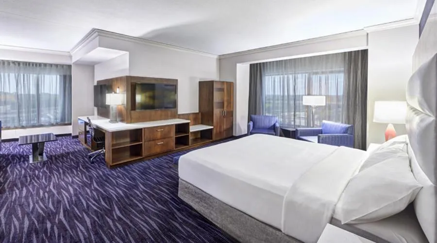 Seating area, Bed in Mystic Lake Casino Hotel