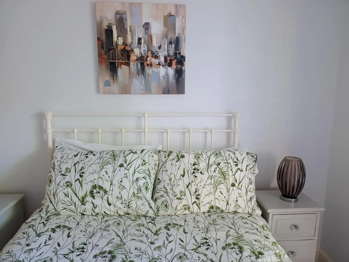 Bed in Luxury 2-Bed Flat Central Ipswich Parking