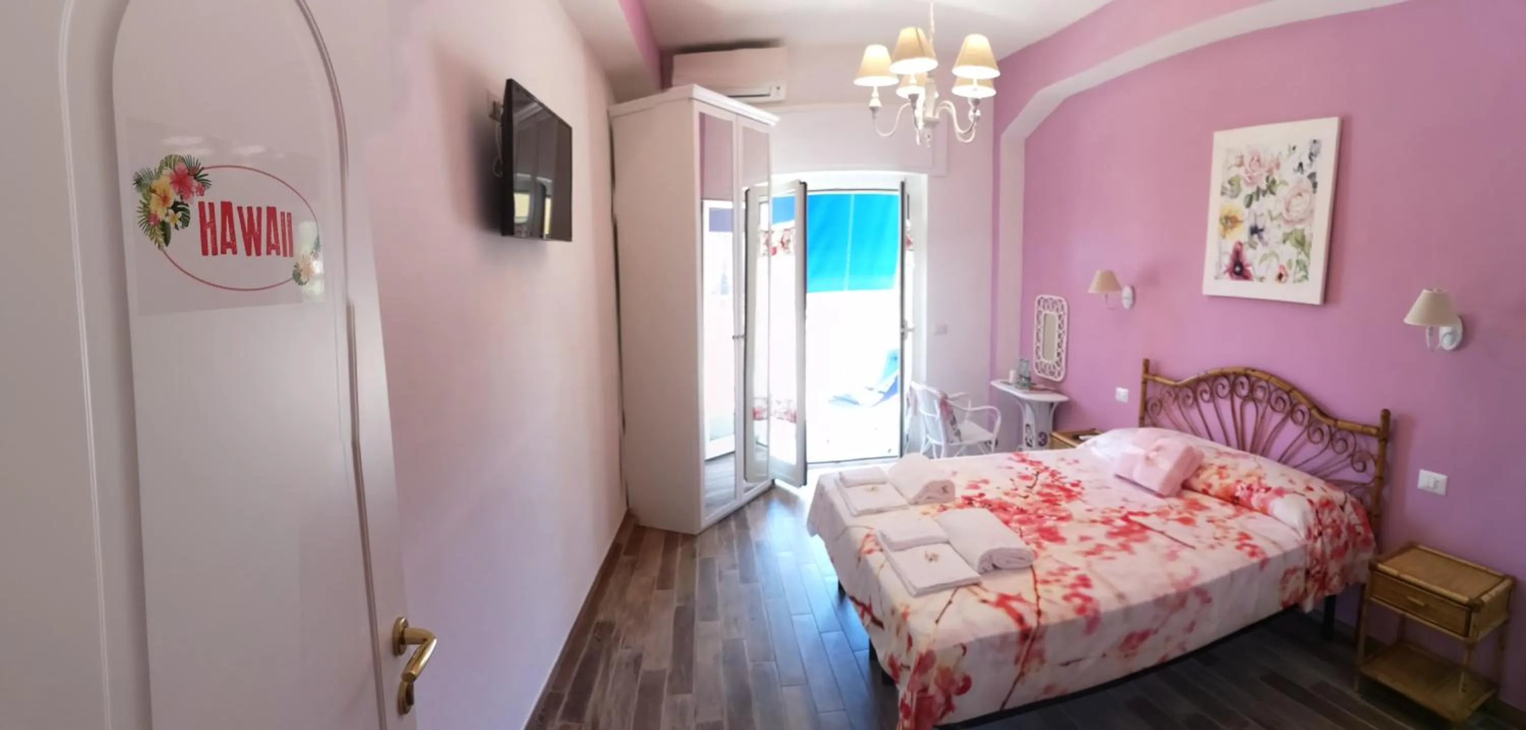 Photo of the whole room, Bed in ViOletta