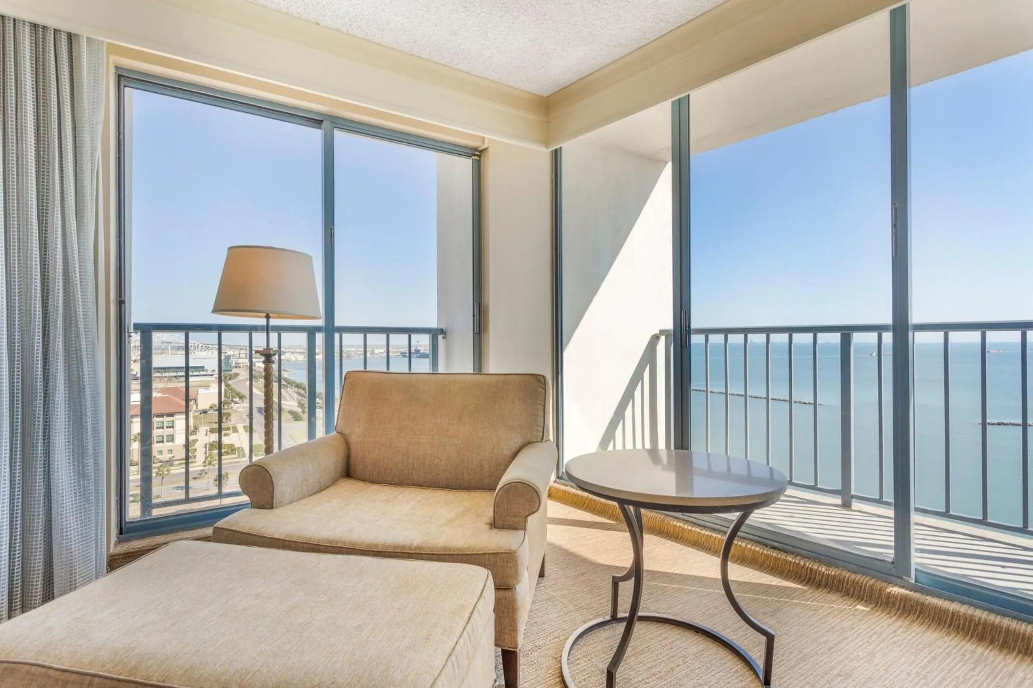 Photo of the whole room, Bed in Omni Corpus Christi Hotel