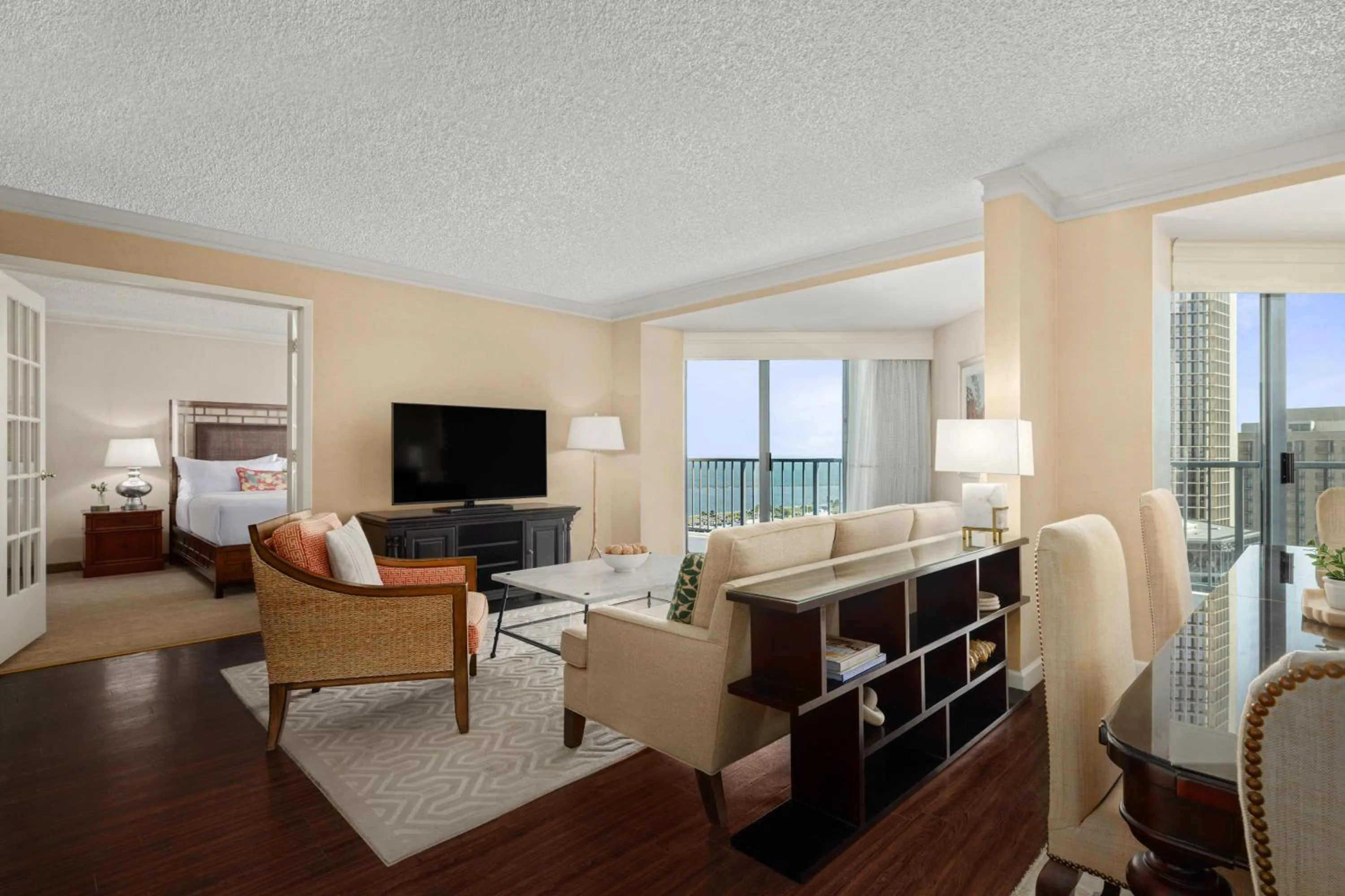 Living room in Omni Corpus Christi Hotel