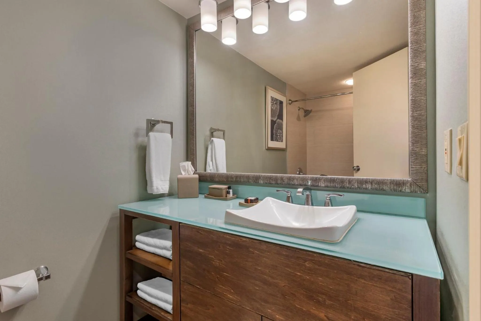 Photo of the whole room in Omni Corpus Christi Hotel